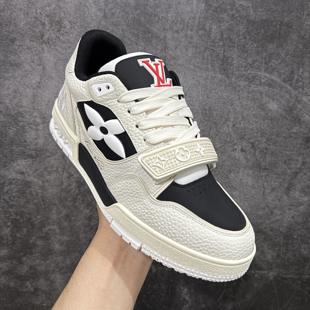 图片[3]-【顶级性价比版本】LV Trainer 白黑皮魔术贴 双层飞机礼盒 中高端品质 价格超值不杀猪 非市面假特价版本 广东产 顶级品质 真材实料 不偷材料 市售数一数二的好货 放眼市场同价格绝对找不到比他更好的货⚠️ 工厂长期补货 价格优势供应 所有配色均原版购入开发打造 正确原版 超高还原度 空胶工艺 各细节到位 鞋面为细柔小牛皮 厚实织物鞋带正确扣子配件 正确牛仔布料无色差 图案对版对位 白色软质荔枝皮 老花压印到位 细节 版型全都没毛病 正确鞋垫 中高端零售 杀猪这个版本没毛病 品质见实拍 无需过多文案赘述！ 尺码： 39-45-选品中心