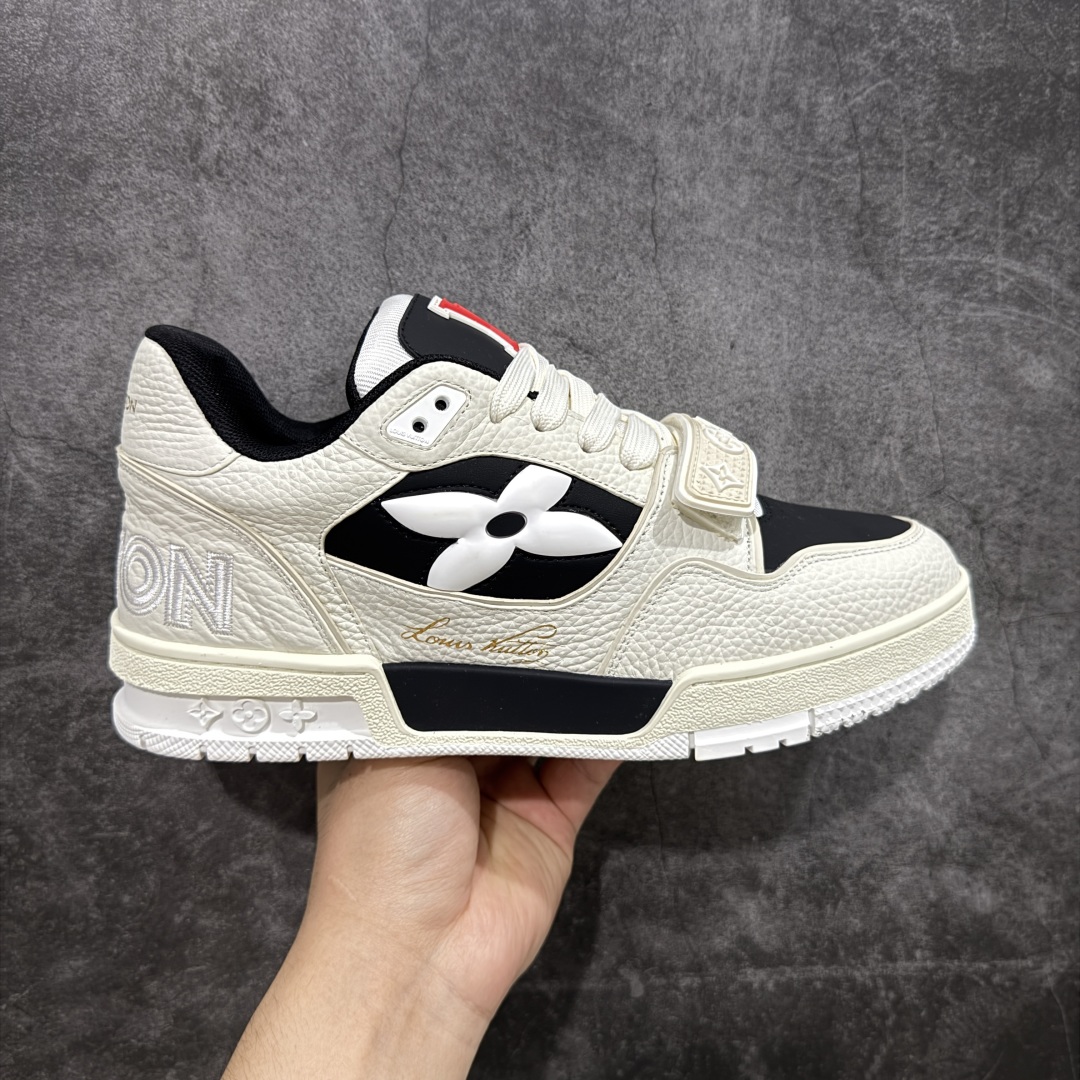 【顶级性价比版本】LV Trainer 白黑皮魔术贴 双层飞机礼盒 中高端品质 价格超值不杀猪 非市面假特价版本 广东产 顶级品质 真材实料 不偷材料 市售数一数二的好货 放眼市场同价格绝对找不到比他更好的货⚠️ 工厂长期补货 价格优势供应 所有配色均原版购入开发打造 正确原版 超高还原度 空胶工艺 各细节到位 鞋面为细柔小牛皮 厚实织物鞋带正确扣子配件 正确牛仔布料无色差 图案对版对位 白色软质荔枝皮 老花压印到位 细节 版型全都没毛病 正确鞋垫 中高端零售 杀猪这个版本没毛病 品质见实拍 无需过多文案赘述! 尺码: 39-45-选品中心