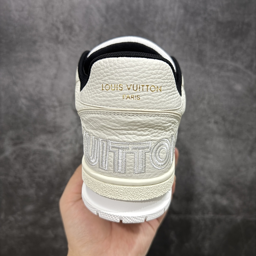 图片[4]-【顶级性价比版本】LV Trainer 白黑皮魔术贴 双层飞机礼盒 中高端品质 价格超值不杀猪 非市面假特价版本 广东产 顶级品质 真材实料 不偷材料 市售数一数二的好货 放眼市场同价格绝对找不到比他更好的货⚠️ 工厂长期补货 价格优势供应 所有配色均原版购入开发打造 正确原版 超高还原度 空胶工艺 各细节到位 鞋面为细柔小牛皮 厚实织物鞋带正确扣子配件 正确牛仔布料无色差 图案对版对位 白色软质荔枝皮 老花压印到位 细节 版型全都没毛病 正确鞋垫 中高端零售 杀猪这个版本没毛病 品质见实拍 无需过多文案赘述！ 尺码： 39-45-选品中心