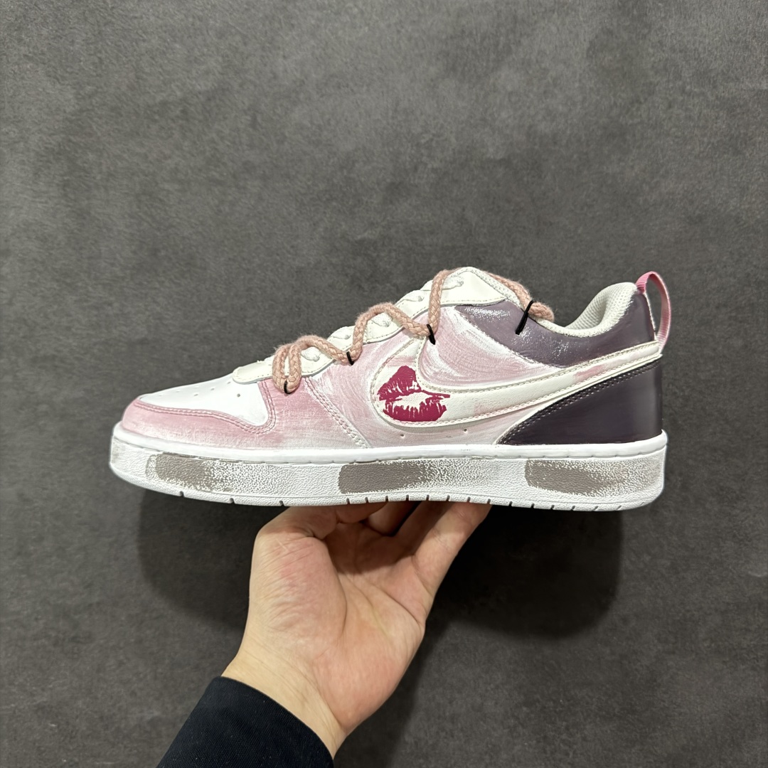 图片[2]-【定制版】NK Court Vision 1 “镜之魅影”手绘涂鸦定制板鞋 BQ5448-216 在那幽谧昏暗的房间里，一面古老的镜子静静伫立，镜面斑驳，裂痕交错，镜之魅影，它不仅是一面镜子的神秘力量，更是我们内心深处对自我的追寻和探索。 尺码：36 36.5 37.5 38 38.5 39 40 40.5 41 42 42.5 43 44 44.5 45-选品中心