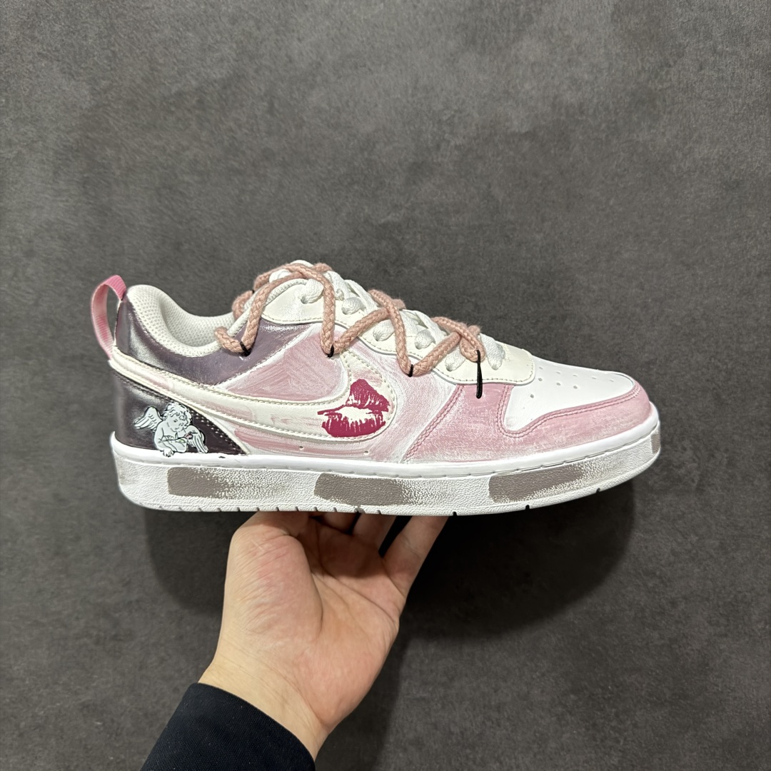 【定制版】NK Court Vision 1 “镜之魅影”手绘涂鸦定制板鞋 BQ5448-216 在那幽谧昏暗的房间里,一面古老的镜子静静伫立,镜面斑驳,裂痕交错,镜之魅影,它不仅是一面镜子的神秘力量,更是我们内心深处对自我的追寻和探索。 尺码:36 36.5 37.5 38 38.5 39 40 40.5 41 42 42.5 43 44 44.5 45-选品中心