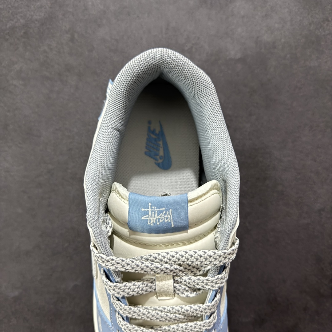 图片[7]-【定制版】Nike SB Dunk Low 斯图西联名 大学蓝花勾 周年高端定制 低帮休闲板鞋 XS6089-591  #定制鞋盒 大厂纯原品质出货 超高清洁度 皮料切割干净无任何毛边 细节完美   尺码：36 36.5 37.5 38 36.5 39 40 40.5 41 42 42.5 43 44 44.5 45-选品中心