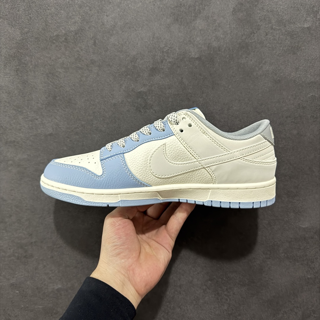 图片[2]-【定制版】Nike SB Dunk Low 斯图西联名 大学蓝花勾 周年高端定制 低帮休闲板鞋 XS6089-591  #定制鞋盒 大厂纯原品质出货 超高清洁度 皮料切割干净无任何毛边 细节完美   尺码：36 36.5 37.5 38 36.5 39 40 40.5 41 42 42.5 43 44 44.5 45-选品中心