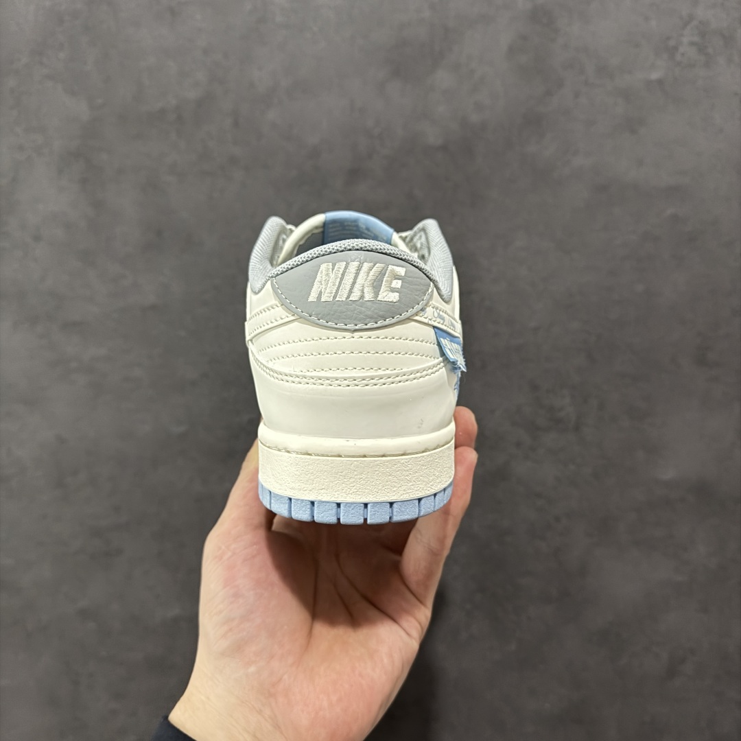 图片[4]-【定制版】Nike SB Dunk Low 斯图西联名 大学蓝花勾 周年高端定制 低帮休闲板鞋 XS6089-591  #定制鞋盒 大厂纯原品质出货 超高清洁度 皮料切割干净无任何毛边 细节完美   尺码：36 36.5 37.5 38 36.5 39 40 40.5 41 42 42.5 43 44 44.5 45-选品中心