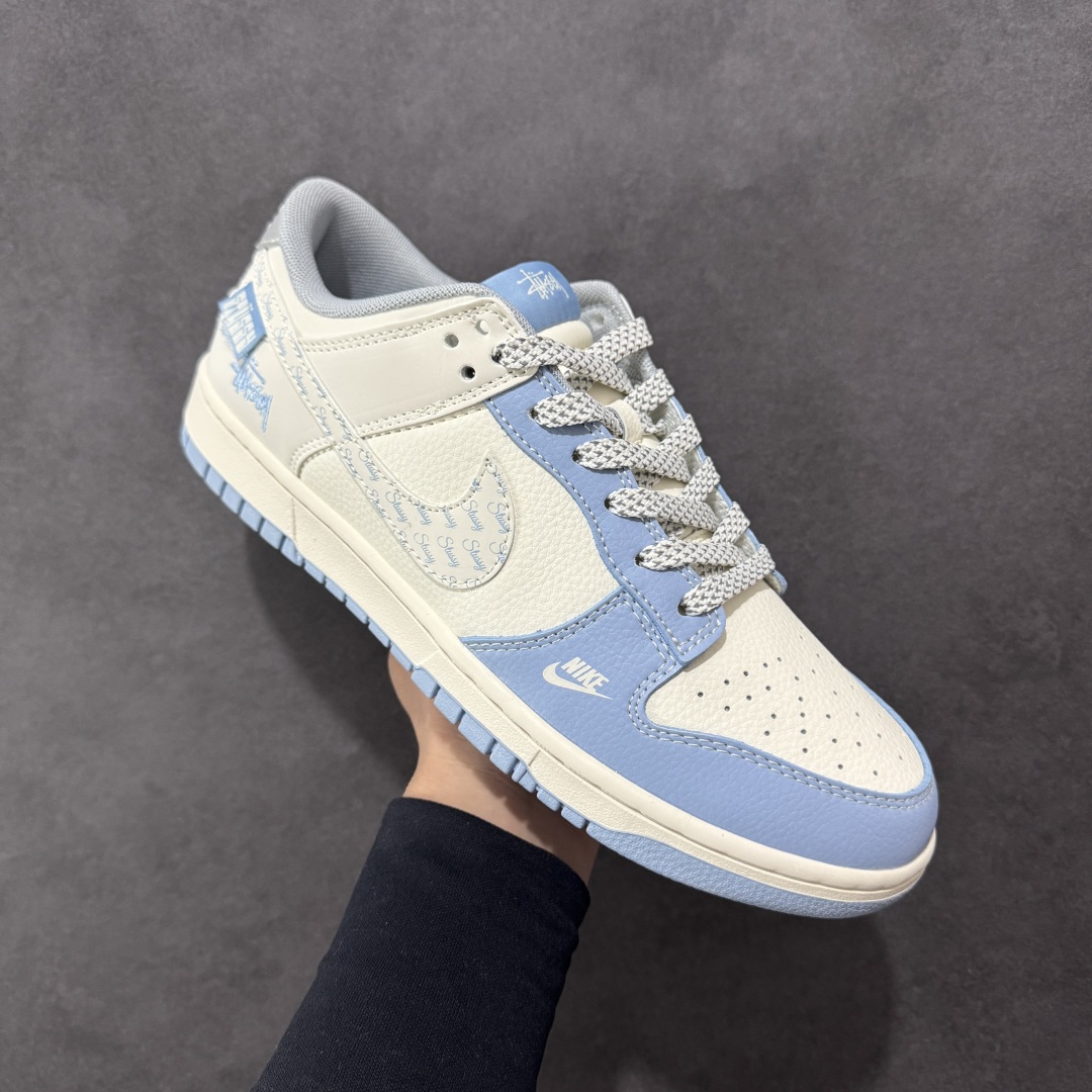 图片[3]-【定制版】Nike SB Dunk Low 斯图西联名 大学蓝花勾 周年高端定制 低帮休闲板鞋 XS6089-591  #定制鞋盒 大厂纯原品质出货 超高清洁度 皮料切割干净无任何毛边 细节完美   尺码：36 36.5 37.5 38 36.5 39 40 40.5 41 42 42.5 43 44 44.5 45-选品中心