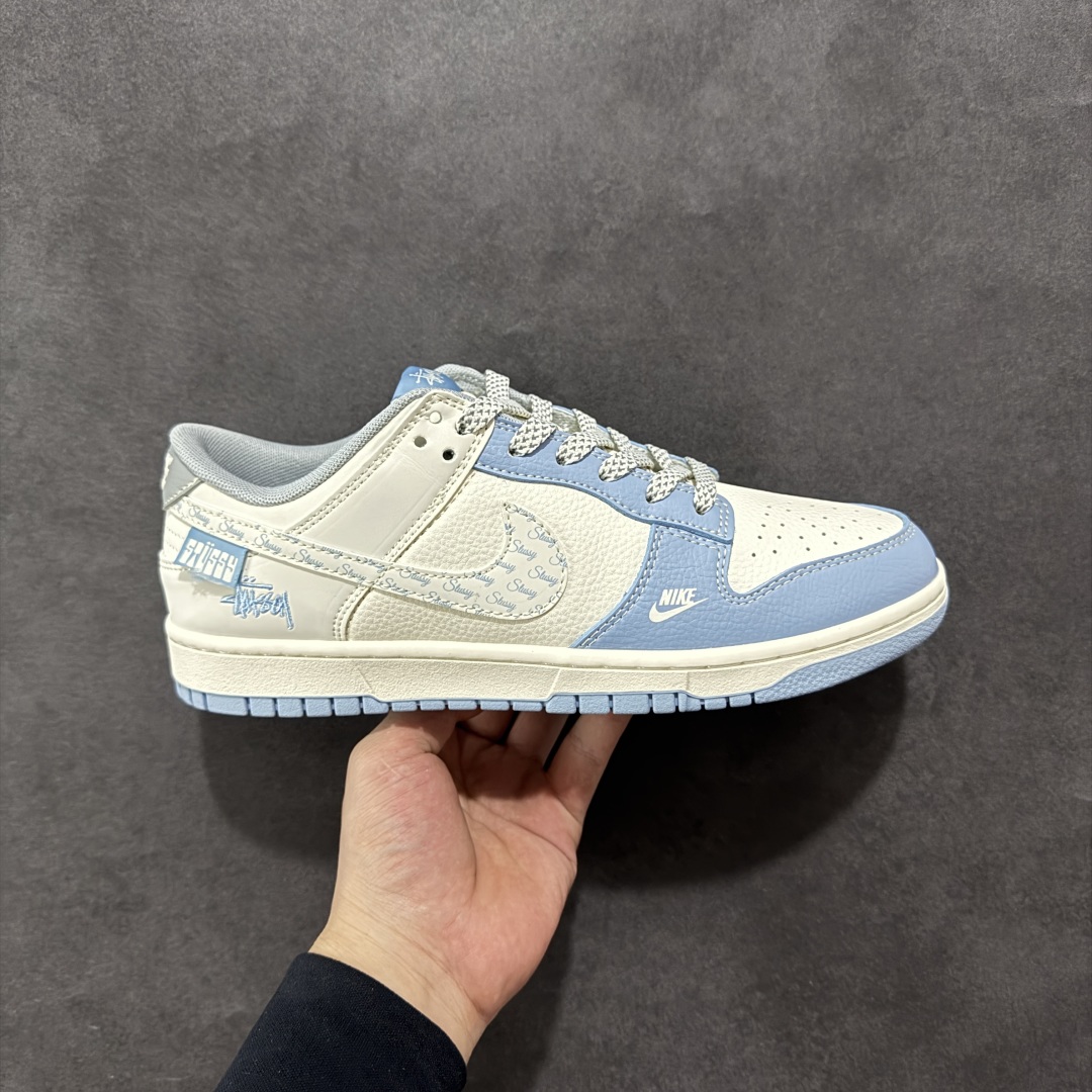 【定制版】Nike SB Dunk Low 斯图西联名 大学蓝花勾 周年高端定制 低帮休闲板鞋 XS6089-591  #定制鞋盒 大厂纯原品质出货 超高清洁度 皮料切割干净无任何毛边 细节完美   尺码:36 36.5 37.5 38 36.5 39 40 40.5 41 42 42.5 43 44 44.5 45-选品中心