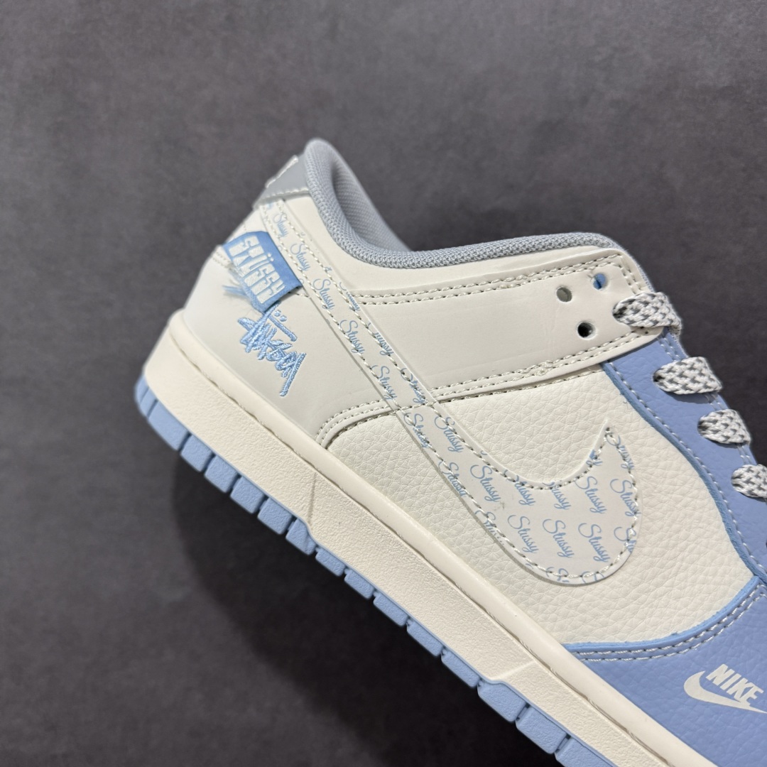 图片[6]-【定制版】Nike SB Dunk Low 斯图西联名 大学蓝花勾 周年高端定制 低帮休闲板鞋 XS6089-591  #定制鞋盒 大厂纯原品质出货 超高清洁度 皮料切割干净无任何毛边 细节完美   尺码：36 36.5 37.5 38 36.5 39 40 40.5 41 42 42.5 43 44 44.5 45-选品中心