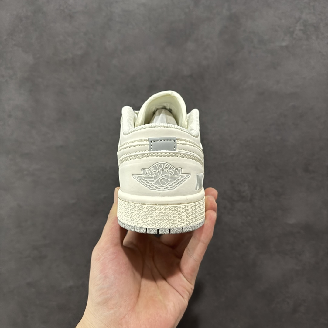 图片[4]-【定制版】Air Jordan 1 Low AJ1 乔1耐克联名 简约米灰底 高端定制 低帮复古篮球鞋 XX3168-187  #定制鞋盒 大厂纯原品质出货 超高清洁度 皮料切割干净无任何毛边 细节完美   尺码：36 36.5 37.5 38 36.5 39 40 40.5 41 42 42.5 43 44 44.5 45-选品中心