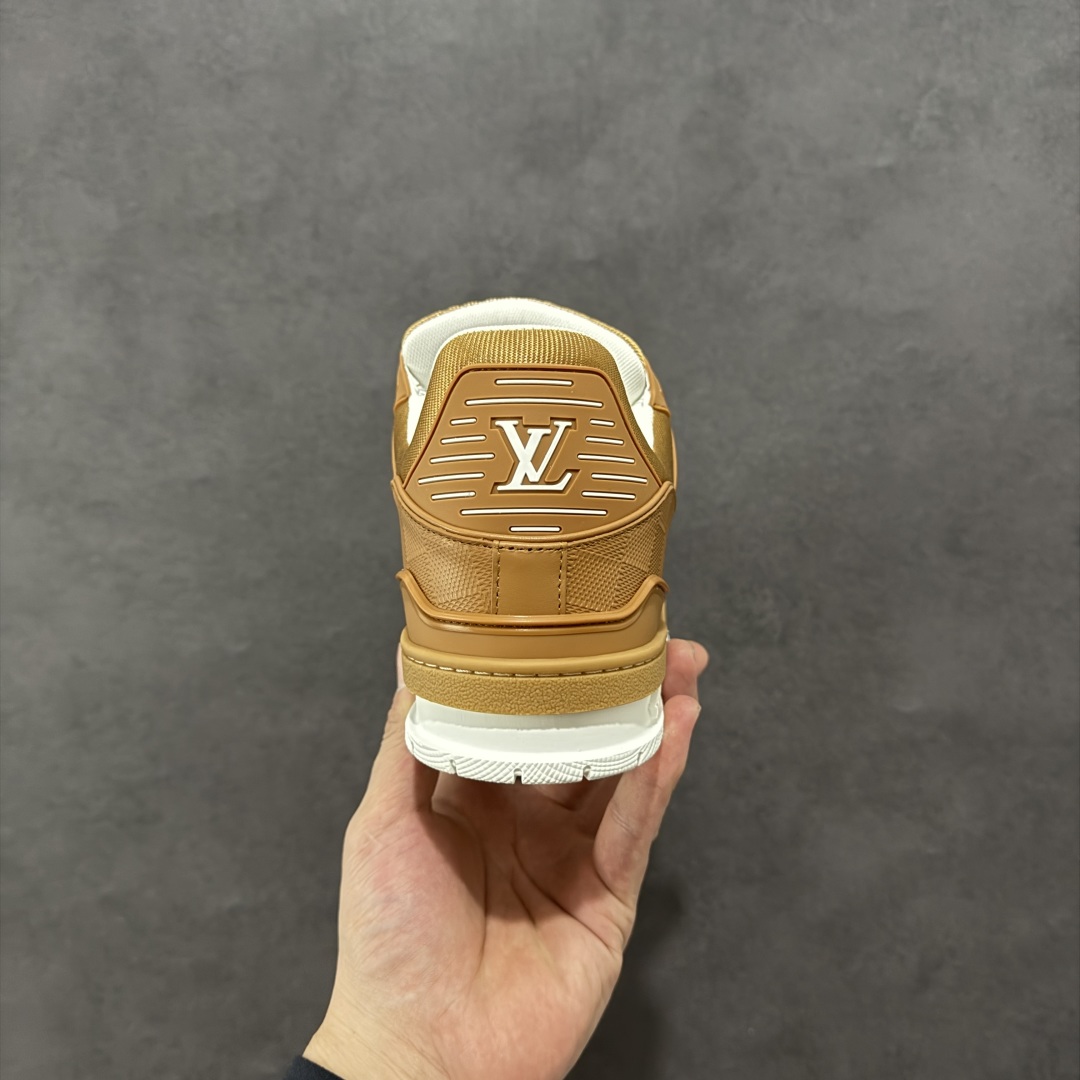 图片[4]-【广东纯原版本】LV trainer 2025限定系列休闲运动篮球鞋 滑板鞋 顶级代购版本 ————————— 颜值担当 上脚帅炸，每个颜色都是巨巨巨好看！潮人必备单品🛍 原版订制压纹粒面小牛皮（非市面超纤皮 大家要区分！）对称老花纹水洗牛仔布；所有配件辅料都是按照原版1：1定制的 就连鞋带的配色都是1：1订做。原版一致私模TPU大底。很多心机小设计必须有原版才看得的到做的好，精品就是在于细节！原版一致芯片吊牌 感应直接进入lv 官网😏 代购天花板级别 全套原装飞机盒包装 请认准我家品质‼ 请注意区分市面通货材料！ 尺码：35-46-选品中心