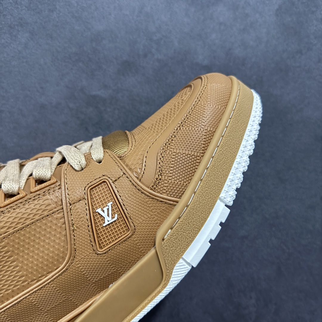 图片[5]-【广东纯原版本】LV trainer 2025限定系列休闲运动篮球鞋 滑板鞋 顶级代购版本 ————————— 颜值担当 上脚帅炸，每个颜色都是巨巨巨好看！潮人必备单品🛍 原版订制压纹粒面小牛皮（非市面超纤皮 大家要区分！）对称老花纹水洗牛仔布；所有配件辅料都是按照原版1：1定制的 就连鞋带的配色都是1：1订做。原版一致私模TPU大底。很多心机小设计必须有原版才看得的到做的好，精品就是在于细节！原版一致芯片吊牌 感应直接进入lv 官网😏 代购天花板级别 全套原装飞机盒包装 请认准我家品质‼ 请注意区分市面通货材料！ 尺码：35-46-选品中心
