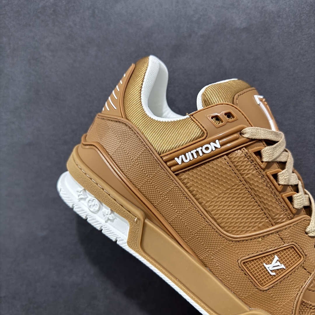 图片[6]-【广东纯原版本】LV trainer 2025限定系列休闲运动篮球鞋 滑板鞋 顶级代购版本 ————————— 颜值担当 上脚帅炸，每个颜色都是巨巨巨好看！潮人必备单品🛍 原版订制压纹粒面小牛皮（非市面超纤皮 大家要区分！）对称老花纹水洗牛仔布；所有配件辅料都是按照原版1：1定制的 就连鞋带的配色都是1：1订做。原版一致私模TPU大底。很多心机小设计必须有原版才看得的到做的好，精品就是在于细节！原版一致芯片吊牌 感应直接进入lv 官网😏 代购天花板级别 全套原装飞机盒包装 请认准我家品质‼ 请注意区分市面通货材料！ 尺码：35-46-选品中心