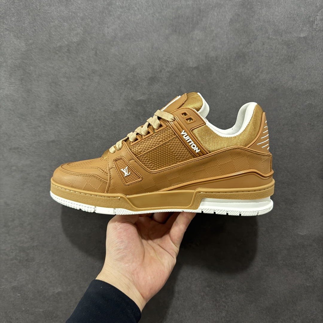 图片[2]-【广东纯原版本】LV trainer 2025限定系列休闲运动篮球鞋 滑板鞋 顶级代购版本 ————————— 颜值担当 上脚帅炸，每个颜色都是巨巨巨好看！潮人必备单品🛍 原版订制压纹粒面小牛皮（非市面超纤皮 大家要区分！）对称老花纹水洗牛仔布；所有配件辅料都是按照原版1：1定制的 就连鞋带的配色都是1：1订做。原版一致私模TPU大底。很多心机小设计必须有原版才看得的到做的好，精品就是在于细节！原版一致芯片吊牌 感应直接进入lv 官网😏 代购天花板级别 全套原装飞机盒包装 请认准我家品质‼ 请注意区分市面通货材料！ 尺码：35-46-选品中心