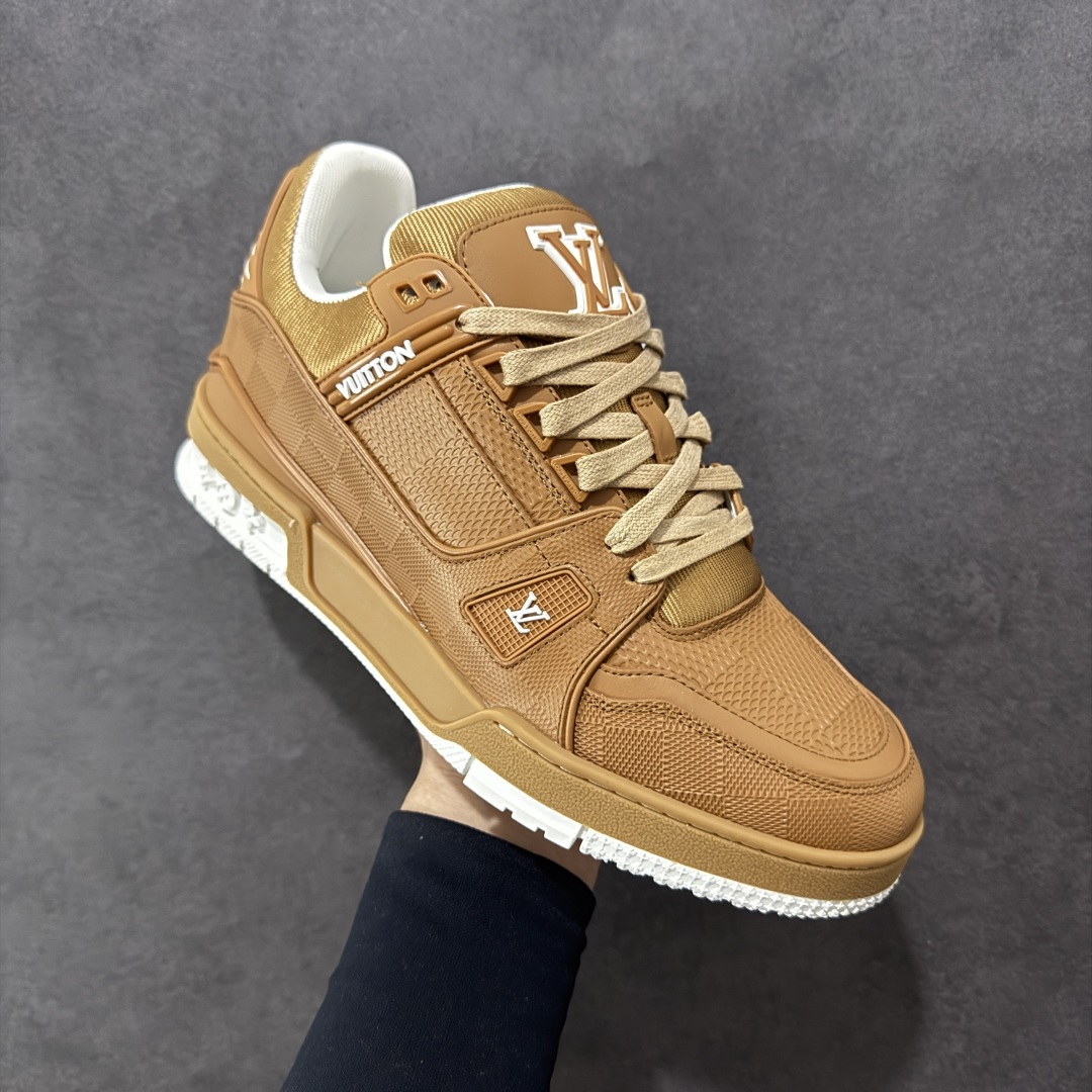 图片[3]-【广东纯原版本】LV trainer 2025限定系列休闲运动篮球鞋 滑板鞋 顶级代购版本 ————————— 颜值担当 上脚帅炸，每个颜色都是巨巨巨好看！潮人必备单品🛍 原版订制压纹粒面小牛皮（非市面超纤皮 大家要区分！）对称老花纹水洗牛仔布；所有配件辅料都是按照原版1：1定制的 就连鞋带的配色都是1：1订做。原版一致私模TPU大底。很多心机小设计必须有原版才看得的到做的好，精品就是在于细节！原版一致芯片吊牌 感应直接进入lv 官网😏 代购天花板级别 全套原装飞机盒包装 请认准我家品质‼ 请注意区分市面通货材料！ 尺码：35-46-选品中心