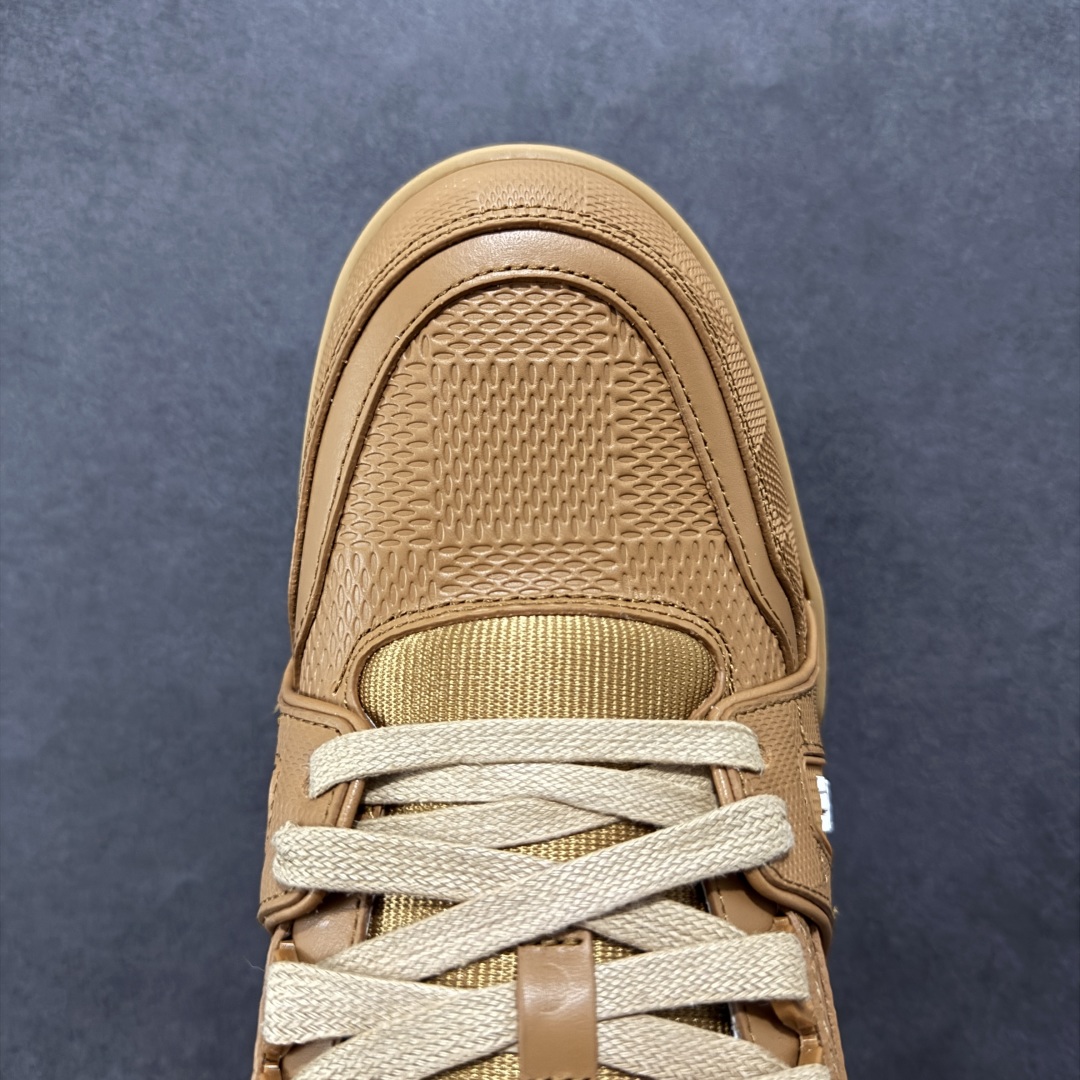 图片[8]-【广东纯原版本】LV trainer 2025限定系列休闲运动篮球鞋 滑板鞋 顶级代购版本 ————————— 颜值担当 上脚帅炸，每个颜色都是巨巨巨好看！潮人必备单品🛍 原版订制压纹粒面小牛皮（非市面超纤皮 大家要区分！）对称老花纹水洗牛仔布；所有配件辅料都是按照原版1：1定制的 就连鞋带的配色都是1：1订做。原版一致私模TPU大底。很多心机小设计必须有原版才看得的到做的好，精品就是在于细节！原版一致芯片吊牌 感应直接进入lv 官网😏 代购天花板级别 全套原装飞机盒包装 请认准我家品质‼ 请注意区分市面通货材料！ 尺码：35-46-选品中心