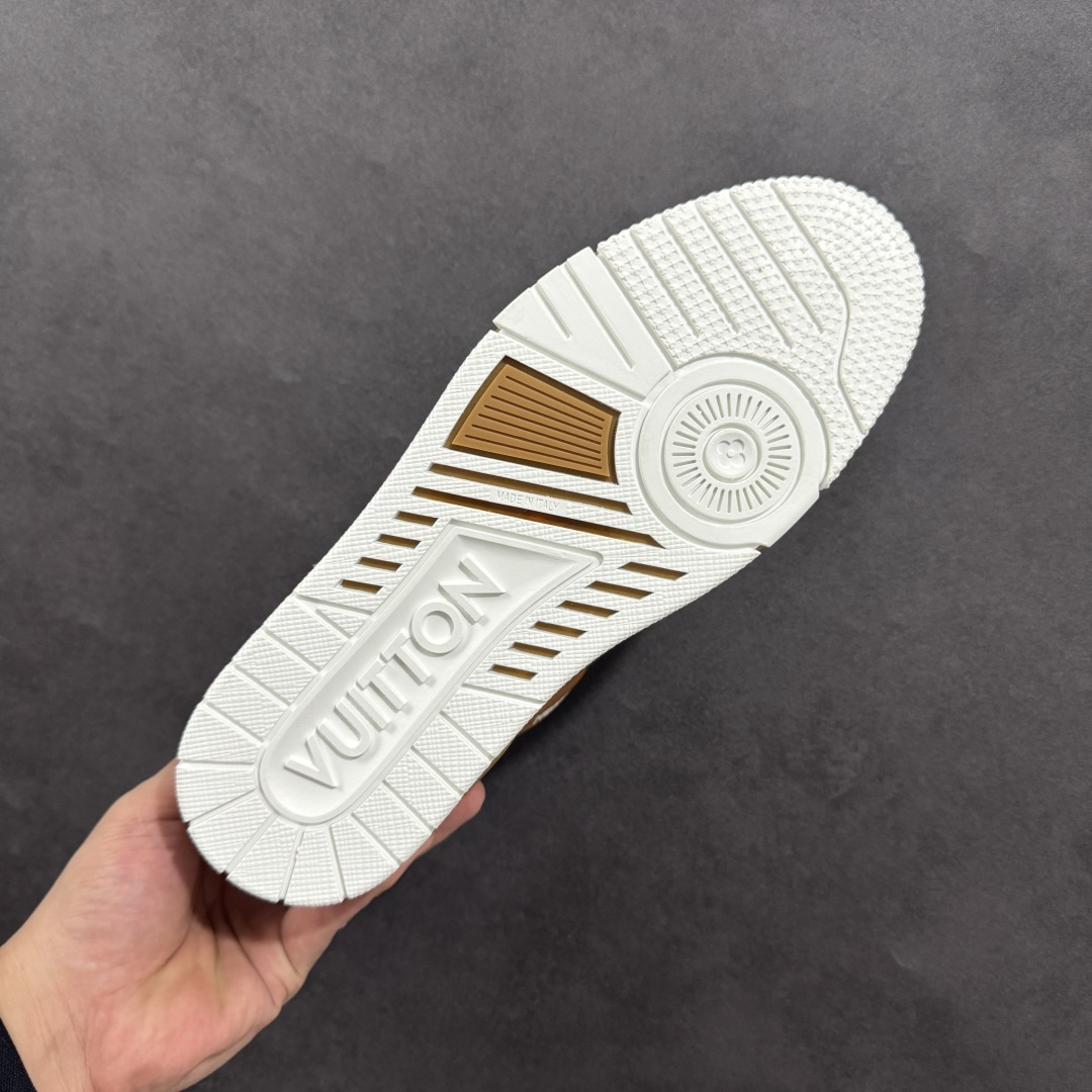 图片[9]-【广东纯原版本】LV trainer 2025限定系列休闲运动篮球鞋 滑板鞋 顶级代购版本 ————————— 颜值担当 上脚帅炸，每个颜色都是巨巨巨好看！潮人必备单品🛍 原版订制压纹粒面小牛皮（非市面超纤皮 大家要区分！）对称老花纹水洗牛仔布；所有配件辅料都是按照原版1：1定制的 就连鞋带的配色都是1：1订做。原版一致私模TPU大底。很多心机小设计必须有原版才看得的到做的好，精品就是在于细节！原版一致芯片吊牌 感应直接进入lv 官网😏 代购天花板级别 全套原装飞机盒包装 请认准我家品质‼ 请注意区分市面通货材料！ 尺码：35-46-选品中心