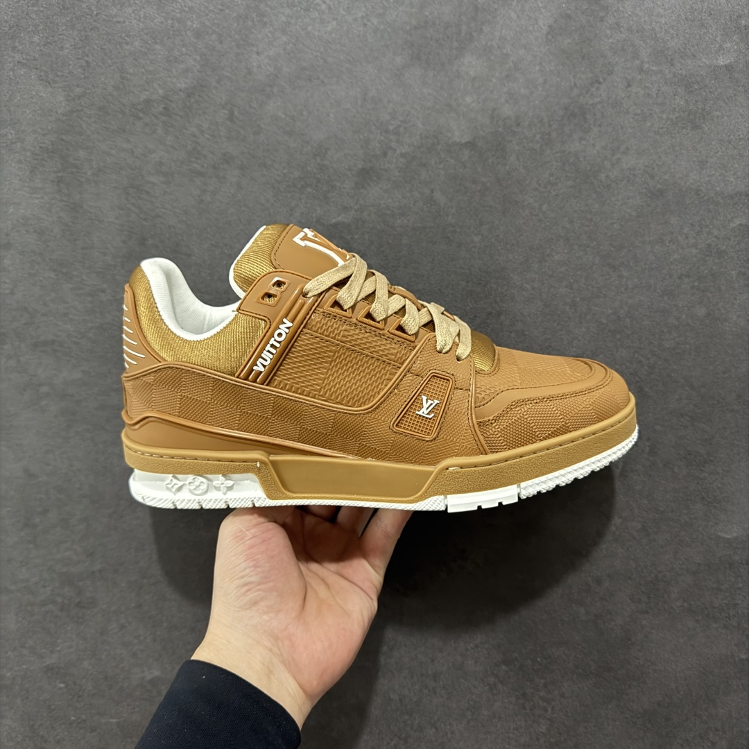 【广东纯原版本】LV trainer 2025限定系列休闲运动篮球鞋 滑板鞋 顶级代购版本 ————————— 颜值担当 上脚帅炸,每个颜色都是巨巨巨好看!潮人必备单品🛍 原版订制压纹粒面小牛皮(非市面超纤皮 大家要区分!)对称老花纹水洗牛仔布;所有配件辅料都是按照原版1:1定制的 就连鞋带的配色都是1:1订做。原版一致私模TPU大底。很多心机小设计必须有原版才看得的到做的好,精品就是在于细节!原版一致芯片吊牌 感应直接进入lv 官网😏 代购天花板级别 全套原装飞机盒包装 请认准我家品质‼ 请注意区分市面通货材料! 尺码:35-46-选品中心