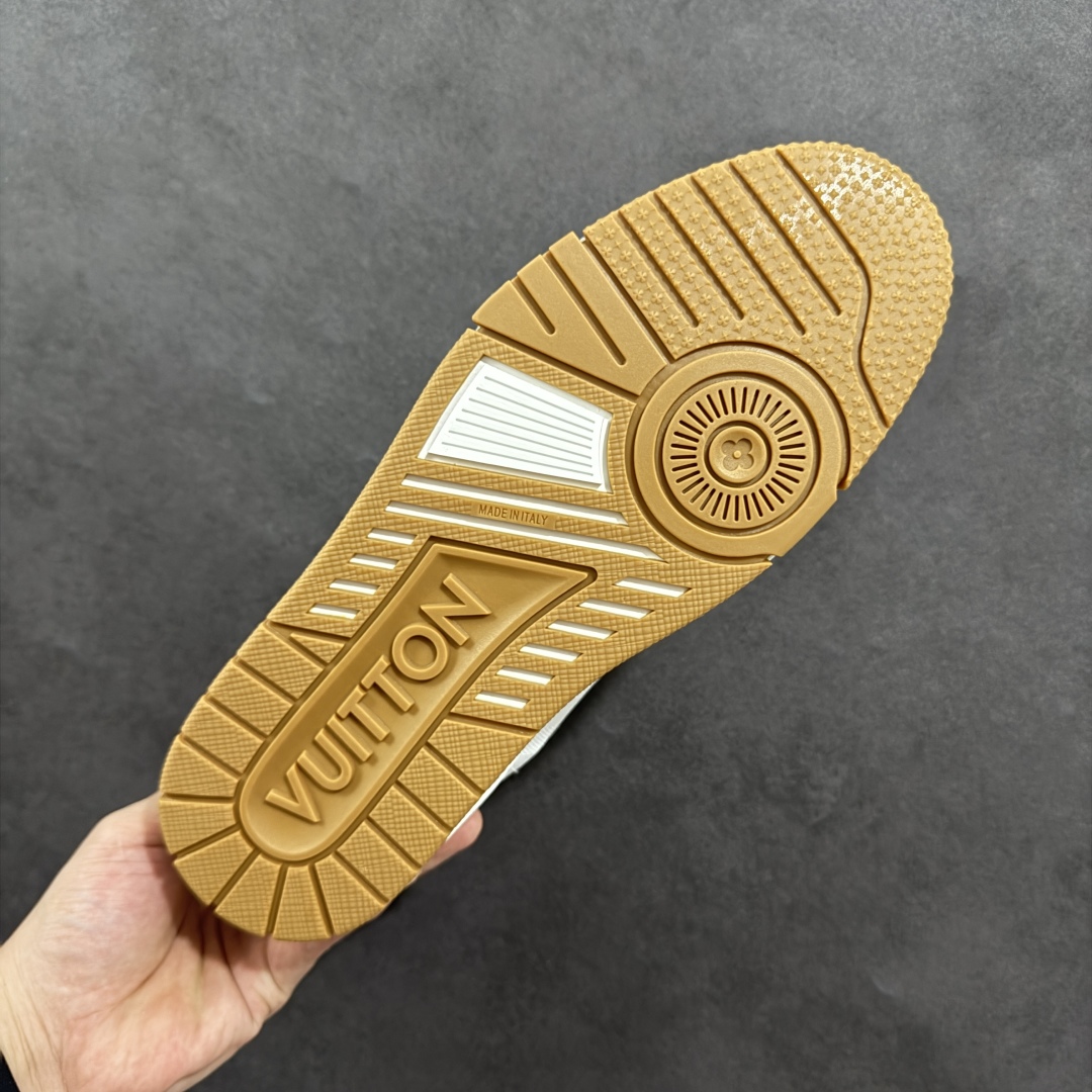 图片[9]-【广东纯原版本】LV trainer 2025限定系列休闲运动篮球鞋 滑板鞋 顶级代购版本 ————————— 颜值担当 上脚帅炸，每个颜色都是巨巨巨好看！潮人必备单品🛍 原版订制压纹粒面小牛皮（非市面超纤皮 大家要区分！）对称老花纹水洗牛仔布；所有配件辅料都是按照原版1：1定制的 就连鞋带的配色都是1：1订做。原版一致私模TPU大底。很多心机小设计必须有原版才看得的到做的好，精品就是在于细节！原版一致芯片吊牌 感应直接进入lv 官网😏 代购天花板级别 全套原装飞机盒包装 请认准我家品质‼ 请注意区分市面通货材料！ 尺码：35-46-选品中心