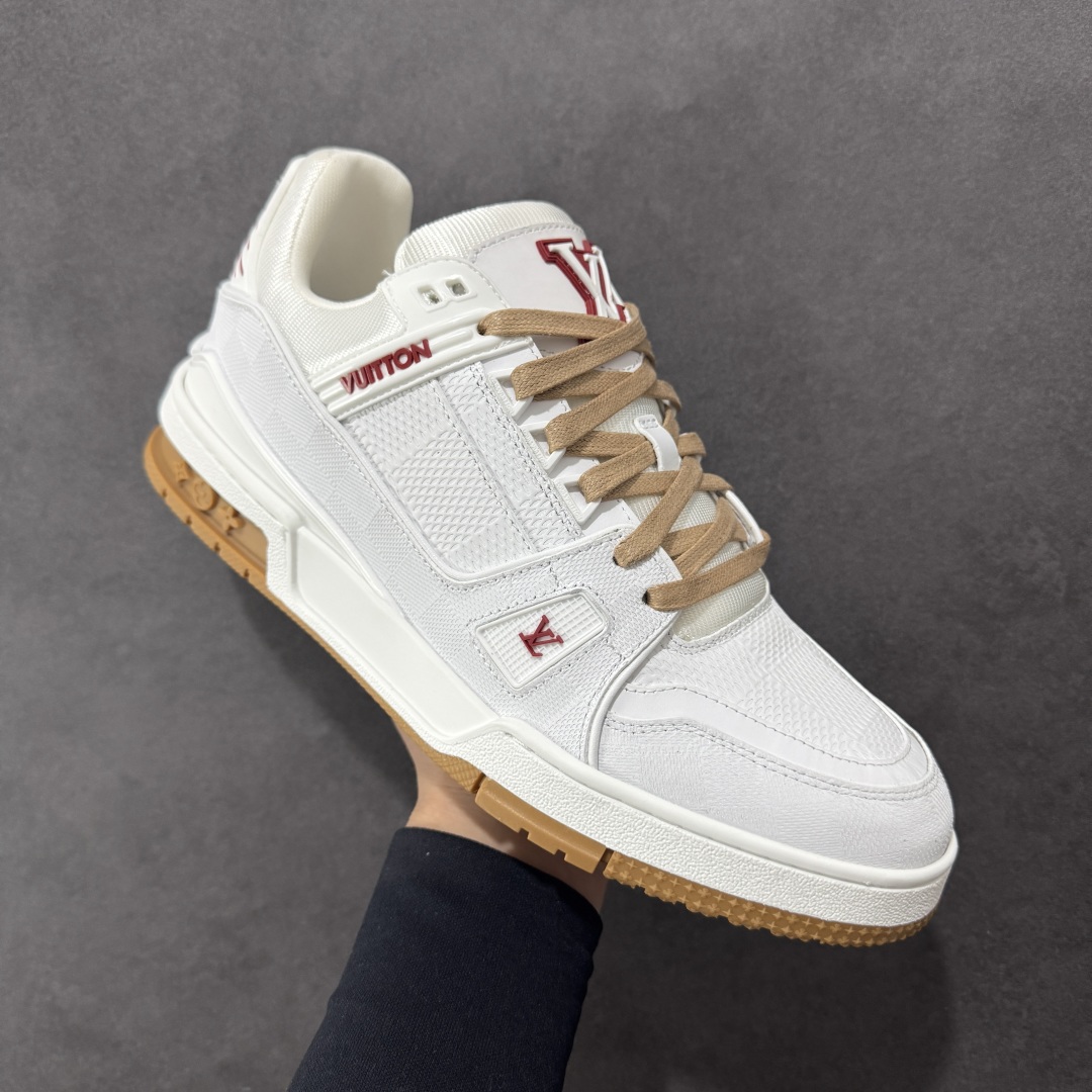 图片[3]-【广东纯原版本】LV trainer 2025限定系列休闲运动篮球鞋 滑板鞋 顶级代购版本 ————————— 颜值担当 上脚帅炸，每个颜色都是巨巨巨好看！潮人必备单品🛍 原版订制压纹粒面小牛皮（非市面超纤皮 大家要区分！）对称老花纹水洗牛仔布；所有配件辅料都是按照原版1：1定制的 就连鞋带的配色都是1：1订做。原版一致私模TPU大底。很多心机小设计必须有原版才看得的到做的好，精品就是在于细节！原版一致芯片吊牌 感应直接进入lv 官网😏 代购天花板级别 全套原装飞机盒包装 请认准我家品质‼ 请注意区分市面通货材料！ 尺码：35-46-选品中心