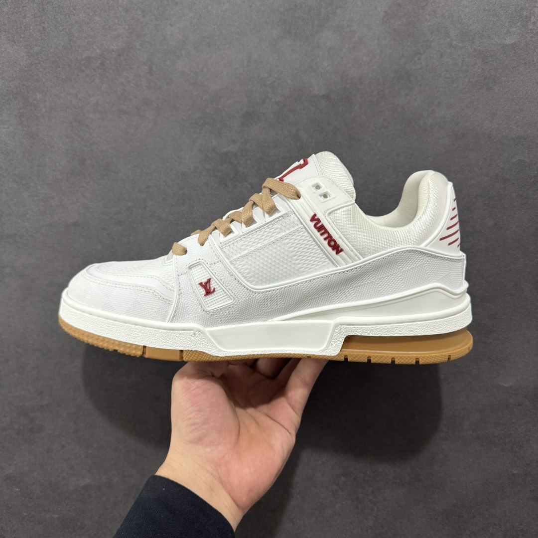 图片[2]-【广东纯原版本】LV trainer 2025限定系列休闲运动篮球鞋 滑板鞋 顶级代购版本 ————————— 颜值担当 上脚帅炸，每个颜色都是巨巨巨好看！潮人必备单品🛍 原版订制压纹粒面小牛皮（非市面超纤皮 大家要区分！）对称老花纹水洗牛仔布；所有配件辅料都是按照原版1：1定制的 就连鞋带的配色都是1：1订做。原版一致私模TPU大底。很多心机小设计必须有原版才看得的到做的好，精品就是在于细节！原版一致芯片吊牌 感应直接进入lv 官网😏 代购天花板级别 全套原装飞机盒包装 请认准我家品质‼ 请注意区分市面通货材料！ 尺码：35-46-选品中心