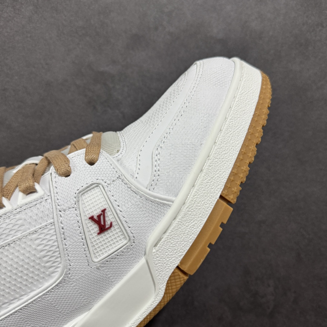 图片[5]-【广东纯原版本】LV trainer 2025限定系列休闲运动篮球鞋 滑板鞋 顶级代购版本 ————————— 颜值担当 上脚帅炸，每个颜色都是巨巨巨好看！潮人必备单品🛍 原版订制压纹粒面小牛皮（非市面超纤皮 大家要区分！）对称老花纹水洗牛仔布；所有配件辅料都是按照原版1：1定制的 就连鞋带的配色都是1：1订做。原版一致私模TPU大底。很多心机小设计必须有原版才看得的到做的好，精品就是在于细节！原版一致芯片吊牌 感应直接进入lv 官网😏 代购天花板级别 全套原装飞机盒包装 请认准我家品质‼ 请注意区分市面通货材料！ 尺码：35-46-选品中心