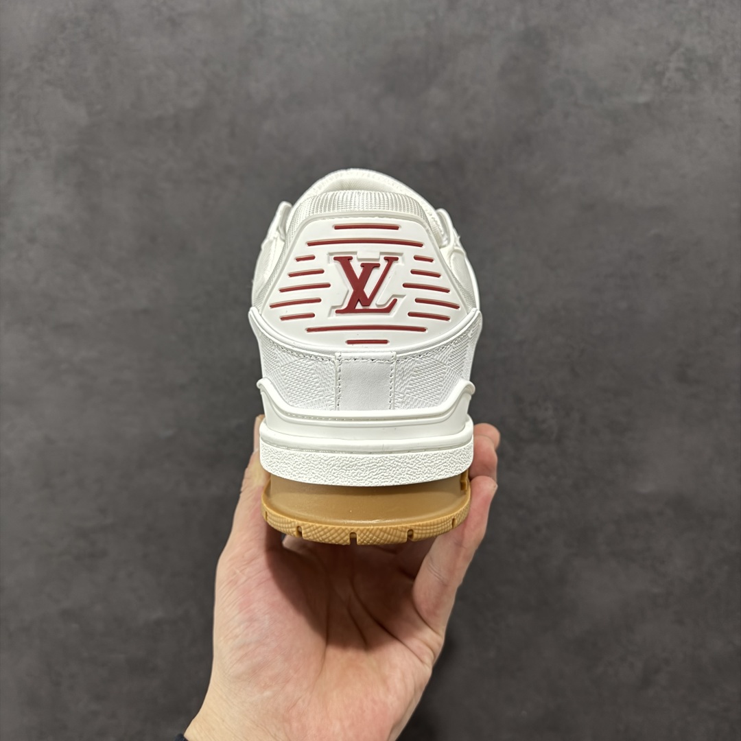 图片[4]-【广东纯原版本】LV trainer 2025限定系列休闲运动篮球鞋 滑板鞋 顶级代购版本 ————————— 颜值担当 上脚帅炸，每个颜色都是巨巨巨好看！潮人必备单品🛍 原版订制压纹粒面小牛皮（非市面超纤皮 大家要区分！）对称老花纹水洗牛仔布；所有配件辅料都是按照原版1：1定制的 就连鞋带的配色都是1：1订做。原版一致私模TPU大底。很多心机小设计必须有原版才看得的到做的好，精品就是在于细节！原版一致芯片吊牌 感应直接进入lv 官网😏 代购天花板级别 全套原装飞机盒包装 请认准我家品质‼ 请注意区分市面通货材料！ 尺码：35-46-选品中心