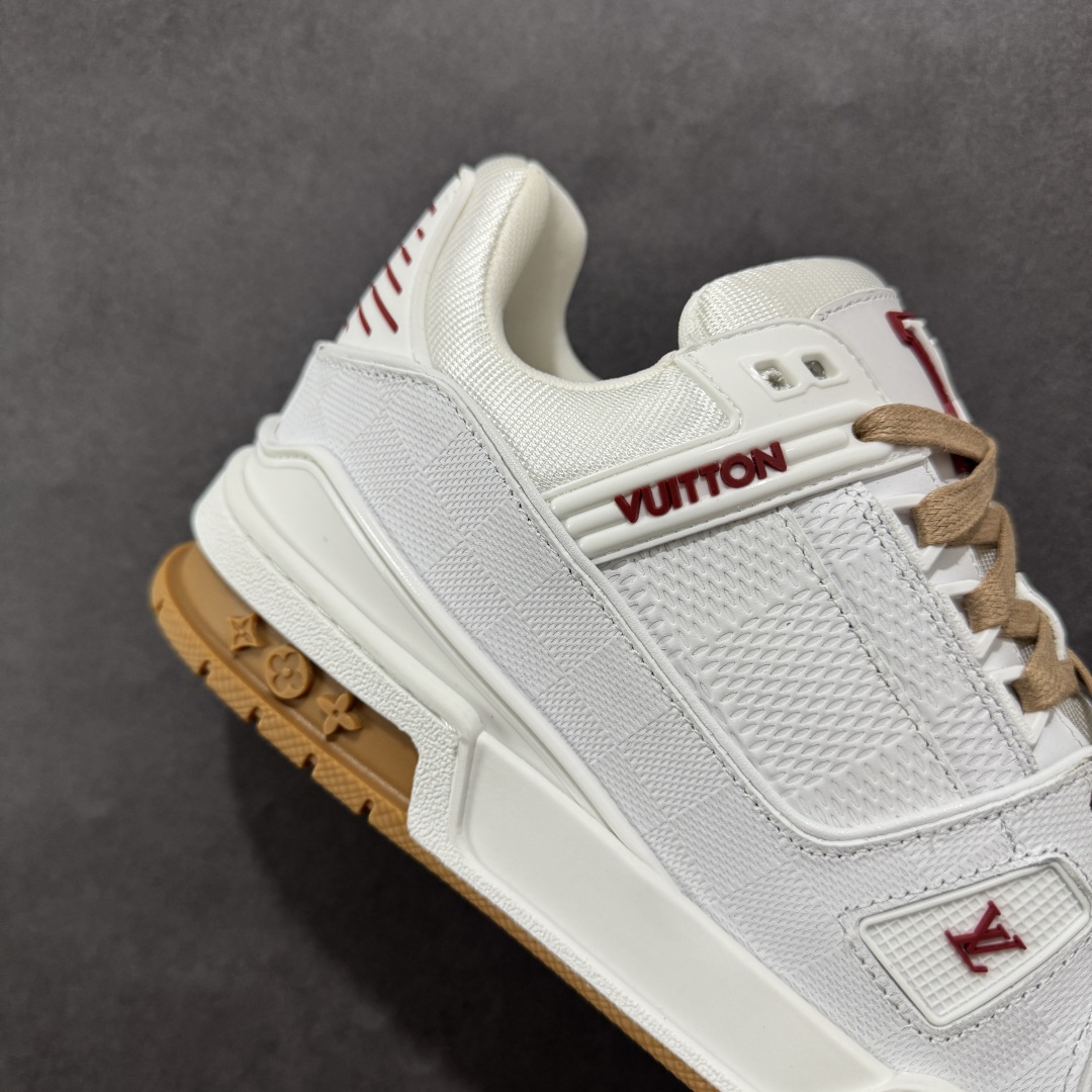 图片[6]-【广东纯原版本】LV trainer 2025限定系列休闲运动篮球鞋 滑板鞋 顶级代购版本 ————————— 颜值担当 上脚帅炸，每个颜色都是巨巨巨好看！潮人必备单品🛍 原版订制压纹粒面小牛皮（非市面超纤皮 大家要区分！）对称老花纹水洗牛仔布；所有配件辅料都是按照原版1：1定制的 就连鞋带的配色都是1：1订做。原版一致私模TPU大底。很多心机小设计必须有原版才看得的到做的好，精品就是在于细节！原版一致芯片吊牌 感应直接进入lv 官网😏 代购天花板级别 全套原装飞机盒包装 请认准我家品质‼ 请注意区分市面通货材料！ 尺码：35-46-选品中心