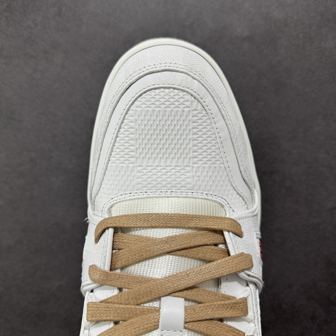 图片[8]-【广东纯原版本】LV trainer 2025限定系列休闲运动篮球鞋 滑板鞋 顶级代购版本 ————————— 颜值担当 上脚帅炸，每个颜色都是巨巨巨好看！潮人必备单品🛍 原版订制压纹粒面小牛皮（非市面超纤皮 大家要区分！）对称老花纹水洗牛仔布；所有配件辅料都是按照原版1：1定制的 就连鞋带的配色都是1：1订做。原版一致私模TPU大底。很多心机小设计必须有原版才看得的到做的好，精品就是在于细节！原版一致芯片吊牌 感应直接进入lv 官网😏 代购天花板级别 全套原装飞机盒包装 请认准我家品质‼ 请注意区分市面通货材料！ 尺码：35-46-选品中心