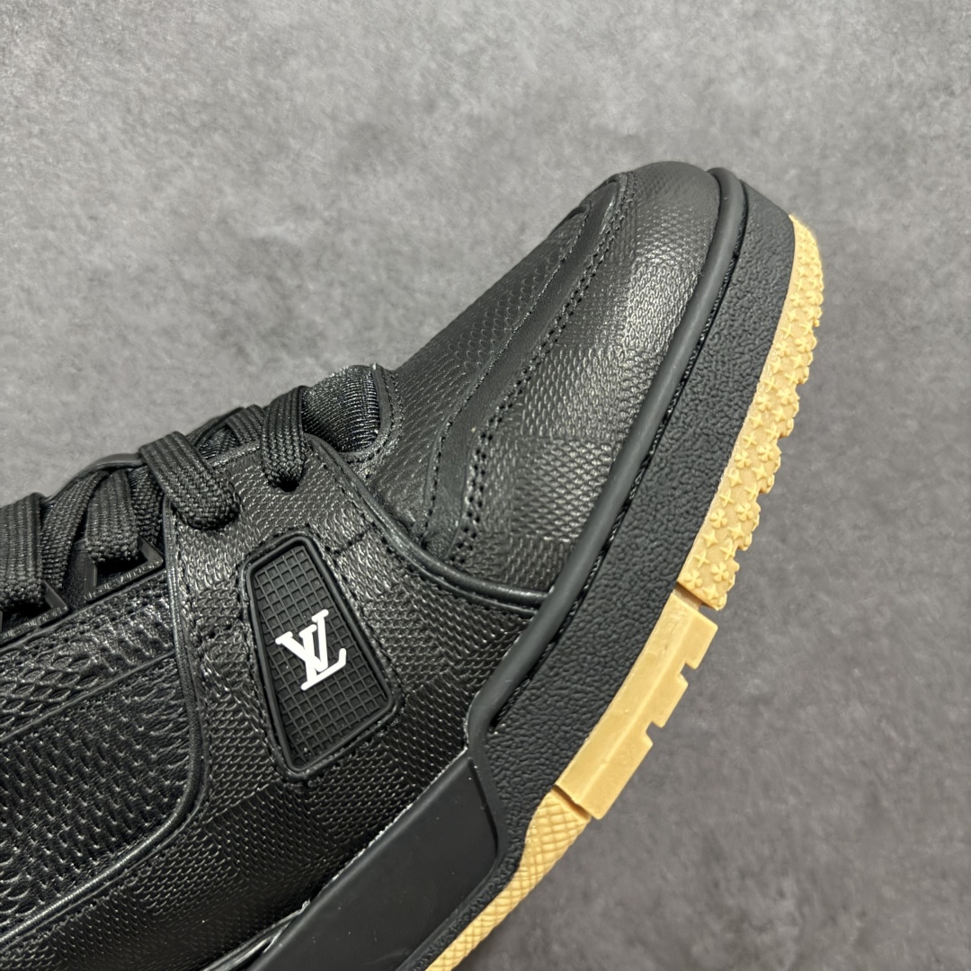 图片[5]-【广东纯原版本】LV trainer 2025限定系列休闲运动篮球鞋 滑板鞋 顶级代购版本 ————————— 颜值担当 上脚帅炸，每个颜色都是巨巨巨好看！潮人必备单品🛍 原版订制压纹粒面小牛皮（非市面超纤皮 大家要区分！）对称老花纹水洗牛仔布；所有配件辅料都是按照原版1：1定制的 就连鞋带的配色都是1：1订做。原版一致私模TPU大底。很多心机小设计必须有原版才看得的到做的好，精品就是在于细节！原版一致芯片吊牌 感应直接进入lv 官网😏 代购天花板级别 全套原装飞机盒包装 请认准我家品质‼ 请注意区分市面通货材料！ 尺码：35-46-选品中心