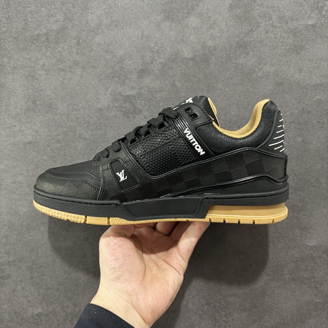 图片[2]-【广东纯原版本】LV trainer 2025限定系列休闲运动篮球鞋 滑板鞋 顶级代购版本 ————————— 颜值担当 上脚帅炸，每个颜色都是巨巨巨好看！潮人必备单品🛍 原版订制压纹粒面小牛皮（非市面超纤皮 大家要区分！）对称老花纹水洗牛仔布；所有配件辅料都是按照原版1：1定制的 就连鞋带的配色都是1：1订做。原版一致私模TPU大底。很多心机小设计必须有原版才看得的到做的好，精品就是在于细节！原版一致芯片吊牌 感应直接进入lv 官网😏 代购天花板级别 全套原装飞机盒包装 请认准我家品质‼ 请注意区分市面通货材料！ 尺码：35-46-选品中心