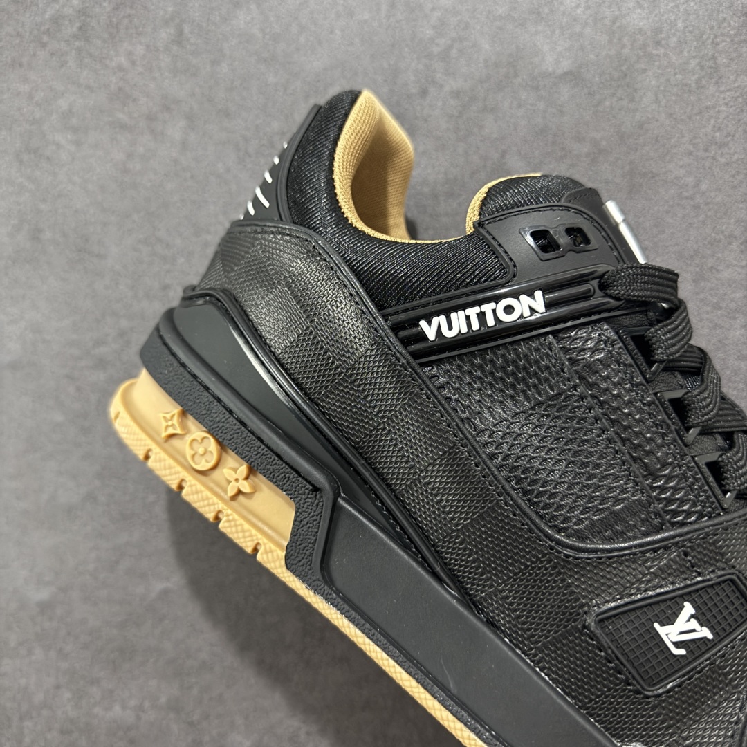 图片[6]-【广东纯原版本】LV trainer 2025限定系列休闲运动篮球鞋 滑板鞋 顶级代购版本 ————————— 颜值担当 上脚帅炸，每个颜色都是巨巨巨好看！潮人必备单品🛍 原版订制压纹粒面小牛皮（非市面超纤皮 大家要区分！）对称老花纹水洗牛仔布；所有配件辅料都是按照原版1：1定制的 就连鞋带的配色都是1：1订做。原版一致私模TPU大底。很多心机小设计必须有原版才看得的到做的好，精品就是在于细节！原版一致芯片吊牌 感应直接进入lv 官网😏 代购天花板级别 全套原装飞机盒包装 请认准我家品质‼ 请注意区分市面通货材料！ 尺码：35-46-选品中心