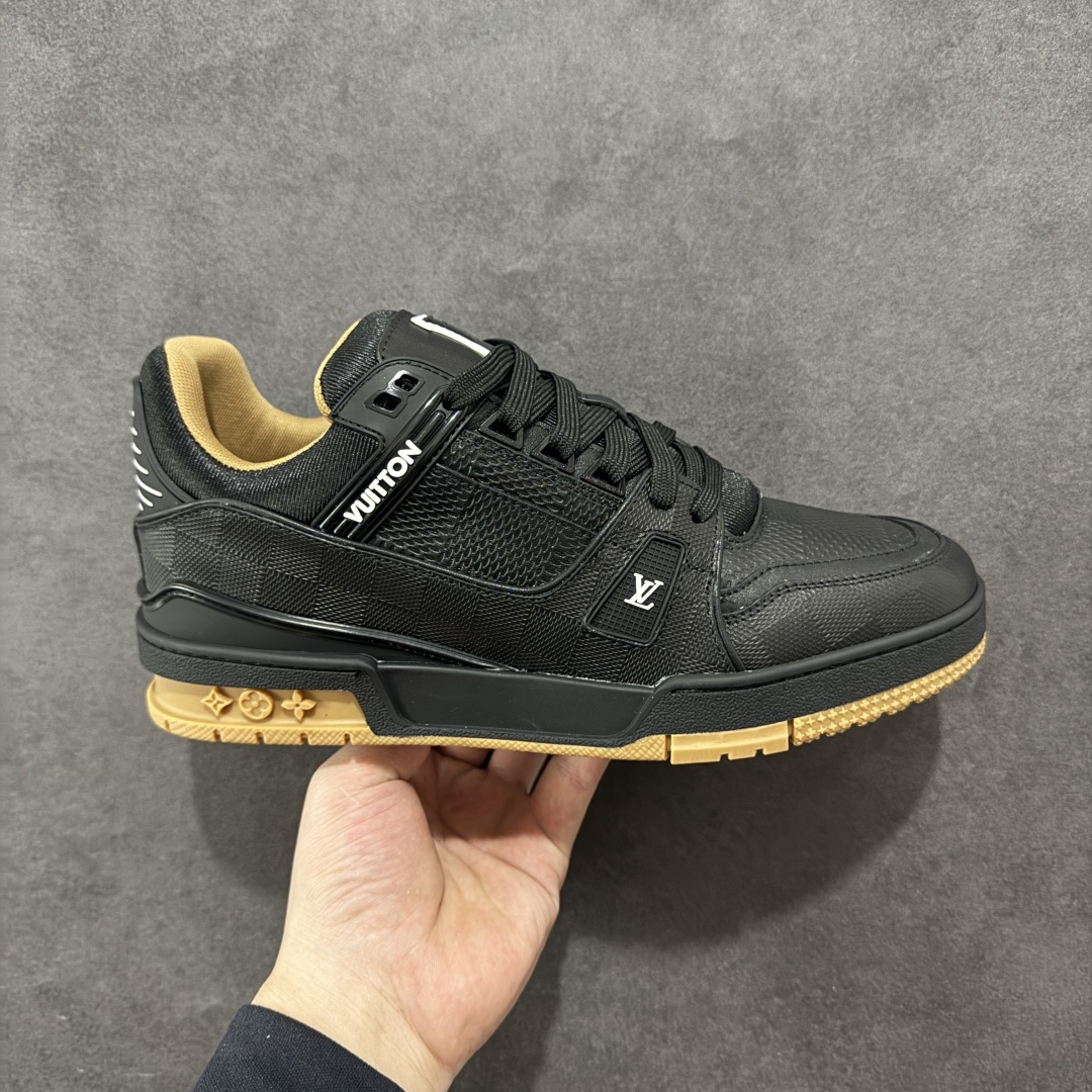 【广东纯原版本】LV trainer 2025限定系列休闲运动篮球鞋 滑板鞋 顶级代购版本 ————————— 颜值担当 上脚帅炸,每个颜色都是巨巨巨好看!潮人必备单品🛍 原版订制压纹粒面小牛皮(非市面超纤皮 大家要区分!)对称老花纹水洗牛仔布;所有配件辅料都是按照原版1:1定制的 就连鞋带的配色都是1:1订做。原版一致私模TPU大底。很多心机小设计必须有原版才看得的到做的好,精品就是在于细节!原版一致芯片吊牌 感应直接进入lv 官网😏 代购天花板级别 全套原装飞机盒包装 请认准我家品质‼ 请注意区分市面通货材料! 尺码:35-46-选品中心