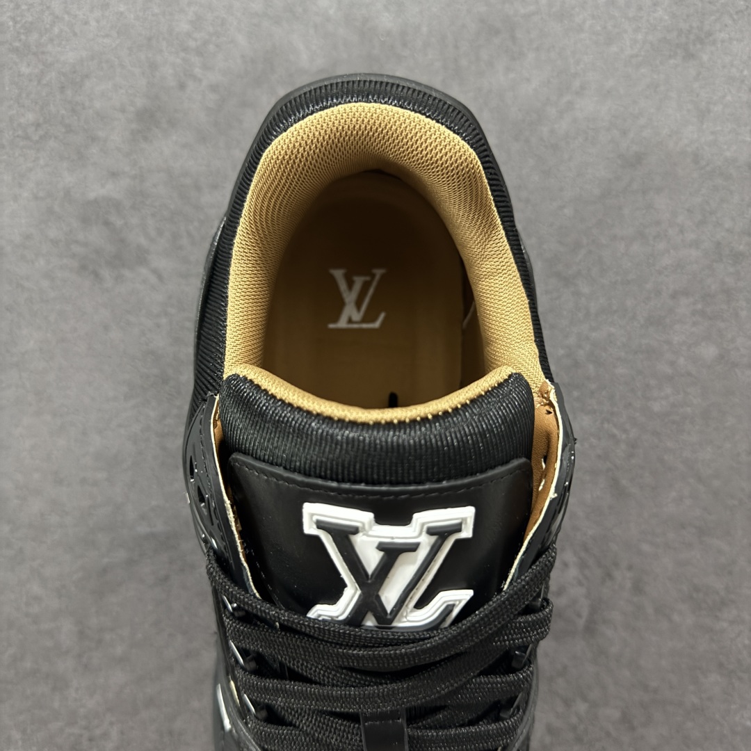 图片[7]-【广东纯原版本】LV trainer 2025限定系列休闲运动篮球鞋 滑板鞋 顶级代购版本 ————————— 颜值担当 上脚帅炸，每个颜色都是巨巨巨好看！潮人必备单品🛍 原版订制压纹粒面小牛皮（非市面超纤皮 大家要区分！）对称老花纹水洗牛仔布；所有配件辅料都是按照原版1：1定制的 就连鞋带的配色都是1：1订做。原版一致私模TPU大底。很多心机小设计必须有原版才看得的到做的好，精品就是在于细节！原版一致芯片吊牌 感应直接进入lv 官网😏 代购天花板级别 全套原装飞机盒包装 请认准我家品质‼ 请注意区分市面通货材料！ 尺码：35-46-选品中心