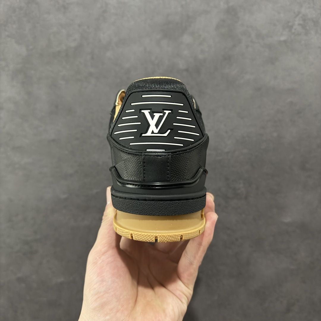 图片[4]-【广东纯原版本】LV trainer 2025限定系列休闲运动篮球鞋 滑板鞋 顶级代购版本 ————————— 颜值担当 上脚帅炸，每个颜色都是巨巨巨好看！潮人必备单品🛍 原版订制压纹粒面小牛皮（非市面超纤皮 大家要区分！）对称老花纹水洗牛仔布；所有配件辅料都是按照原版1：1定制的 就连鞋带的配色都是1：1订做。原版一致私模TPU大底。很多心机小设计必须有原版才看得的到做的好，精品就是在于细节！原版一致芯片吊牌 感应直接进入lv 官网😏 代购天花板级别 全套原装飞机盒包装 请认准我家品质‼ 请注意区分市面通货材料！ 尺码：35-46-选品中心