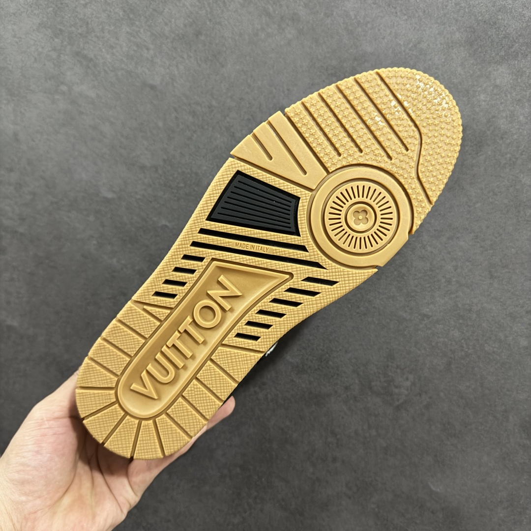 图片[9]-【广东纯原版本】LV trainer 2025限定系列休闲运动篮球鞋 滑板鞋 顶级代购版本 ————————— 颜值担当 上脚帅炸，每个颜色都是巨巨巨好看！潮人必备单品🛍 原版订制压纹粒面小牛皮（非市面超纤皮 大家要区分！）对称老花纹水洗牛仔布；所有配件辅料都是按照原版1：1定制的 就连鞋带的配色都是1：1订做。原版一致私模TPU大底。很多心机小设计必须有原版才看得的到做的好，精品就是在于细节！原版一致芯片吊牌 感应直接进入lv 官网😏 代购天花板级别 全套原装飞机盒包装 请认准我家品质‼ 请注意区分市面通货材料！ 尺码：35-46-选品中心