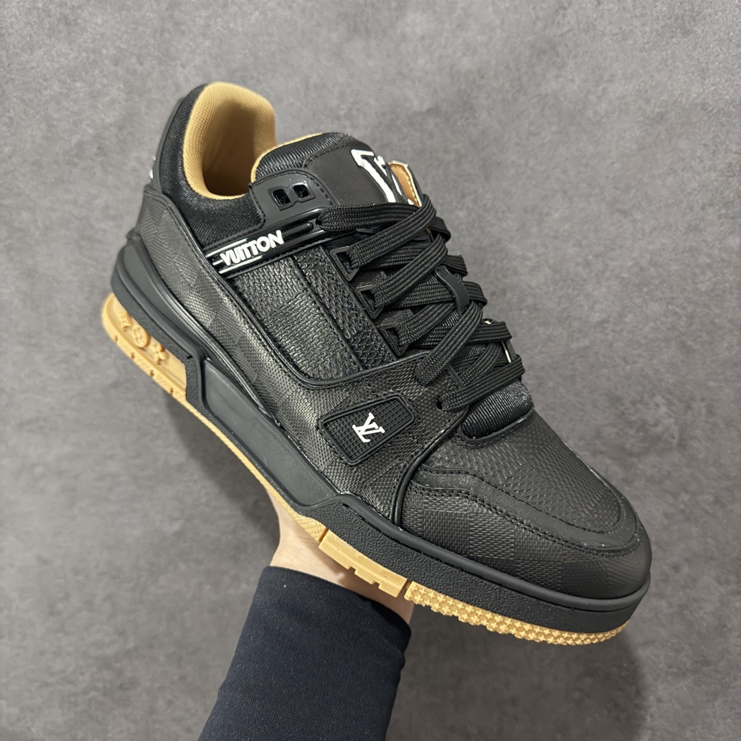 图片[3]-【广东纯原版本】LV trainer 2025限定系列休闲运动篮球鞋 滑板鞋 顶级代购版本 ————————— 颜值担当 上脚帅炸，每个颜色都是巨巨巨好看！潮人必备单品🛍 原版订制压纹粒面小牛皮（非市面超纤皮 大家要区分！）对称老花纹水洗牛仔布；所有配件辅料都是按照原版1：1定制的 就连鞋带的配色都是1：1订做。原版一致私模TPU大底。很多心机小设计必须有原版才看得的到做的好，精品就是在于细节！原版一致芯片吊牌 感应直接进入lv 官网😏 代购天花板级别 全套原装飞机盒包装 请认准我家品质‼ 请注意区分市面通货材料！ 尺码：35-46-选品中心