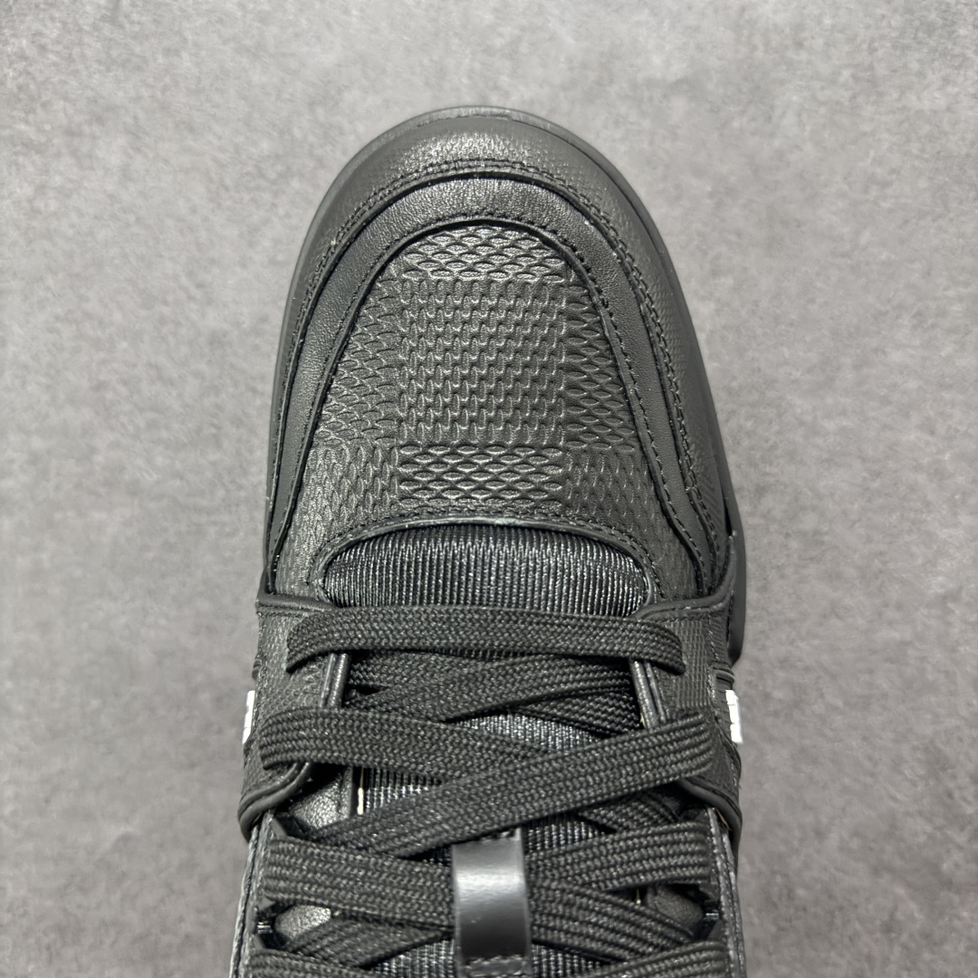 图片[8]-【广东纯原版本】LV trainer 2025限定系列休闲运动篮球鞋 滑板鞋 顶级代购版本 ————————— 颜值担当 上脚帅炸，每个颜色都是巨巨巨好看！潮人必备单品🛍 原版订制压纹粒面小牛皮（非市面超纤皮 大家要区分！）对称老花纹水洗牛仔布；所有配件辅料都是按照原版1：1定制的 就连鞋带的配色都是1：1订做。原版一致私模TPU大底。很多心机小设计必须有原版才看得的到做的好，精品就是在于细节！原版一致芯片吊牌 感应直接进入lv 官网😏 代购天花板级别 全套原装飞机盒包装 请认准我家品质‼ 请注意区分市面通货材料！ 尺码：35-46-选品中心