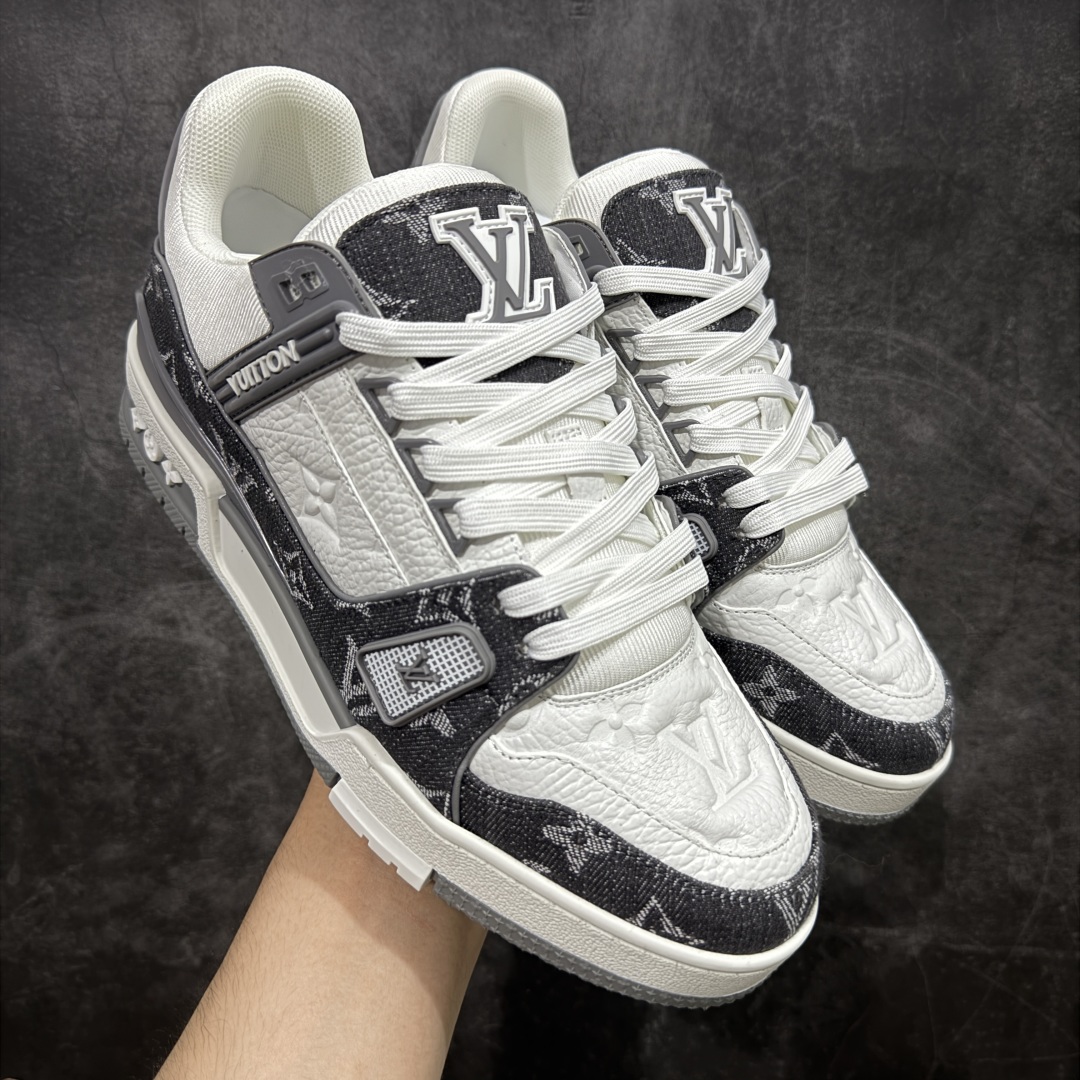 图片[10]-【顶级性价比版本】LV Trainer 双层飞机礼盒 中高端品质 价格超值不杀猪 非市面假特价版本 广东产 顶级品质 真材实料 不偷材料 市售数一数二的好货 放眼市场同价格绝对找不到比他更好的货⚠️ 工厂长期补货 价格优势供应 所有配色均原版购入开发打造 正确原版 超高还原度 空胶工艺 各细节到位 鞋面为细柔小牛皮 厚实织物鞋带正确扣子配件 正确牛仔布料无色差 图案对版对位 白色软质荔枝皮 老花压印到位 细节 版型全都没毛病 正确鞋垫 中高端零售 杀猪这个版本没毛病 品质见实拍 无需过多文案赘述！ 尺码： 35-45-选品中心