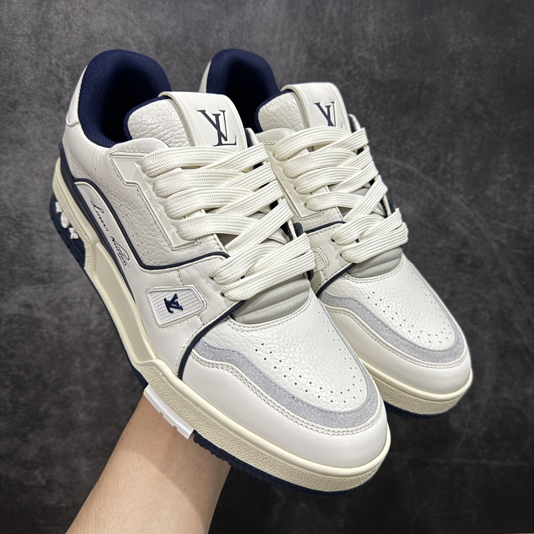 图片[9]-【顶级性价比版本】LV Trainer 双层飞机礼盒 中高端品质 价格超值不杀猪 非市面假特价版本 广东产 顶级品质 真材实料 不偷材料 市售数一数二的好货 放眼市场同价格绝对找不到比他更好的货⚠️ 工厂长期补货 价格优势供应 所有配色均原版购入开发打造 正确原版 超高还原度 空胶工艺 各细节到位 鞋面为细柔小牛皮 厚实织物鞋带正确扣子配件 正确牛仔布料无色差 图案对版对位 白色软质荔枝皮 老花压印到位 细节 版型全都没毛病 正确鞋垫 中高端零售 杀猪这个版本没毛病 品质见实拍 无需过多文案赘述！ 尺码： 35-45-选品中心