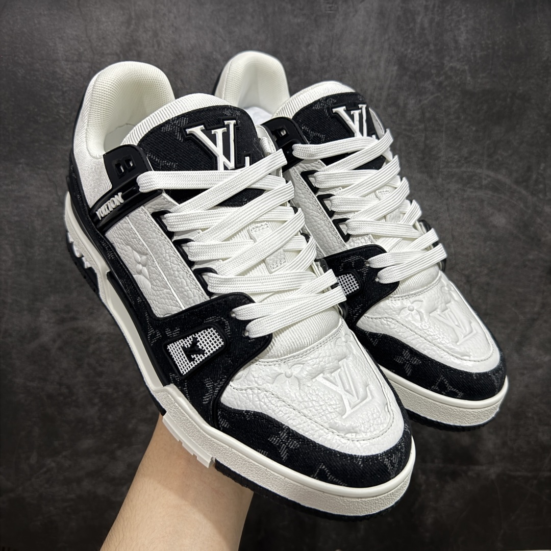 图片[14]-【顶级性价比版本】LV Trainer 双层飞机礼盒 中高端品质 价格超值不杀猪 非市面假特价版本 广东产 顶级品质 真材实料 不偷材料 市售数一数二的好货 放眼市场同价格绝对找不到比他更好的货⚠️ 工厂长期补货 价格优势供应 所有配色均原版购入开发打造 正确原版 超高还原度 空胶工艺 各细节到位 鞋面为细柔小牛皮 厚实织物鞋带正确扣子配件 正确牛仔布料无色差 图案对版对位 白色软质荔枝皮 老花压印到位 细节 版型全都没毛病 正确鞋垫 中高端零售 杀猪这个版本没毛病 品质见实拍 无需过多文案赘述！ 尺码： 35-45-选品中心