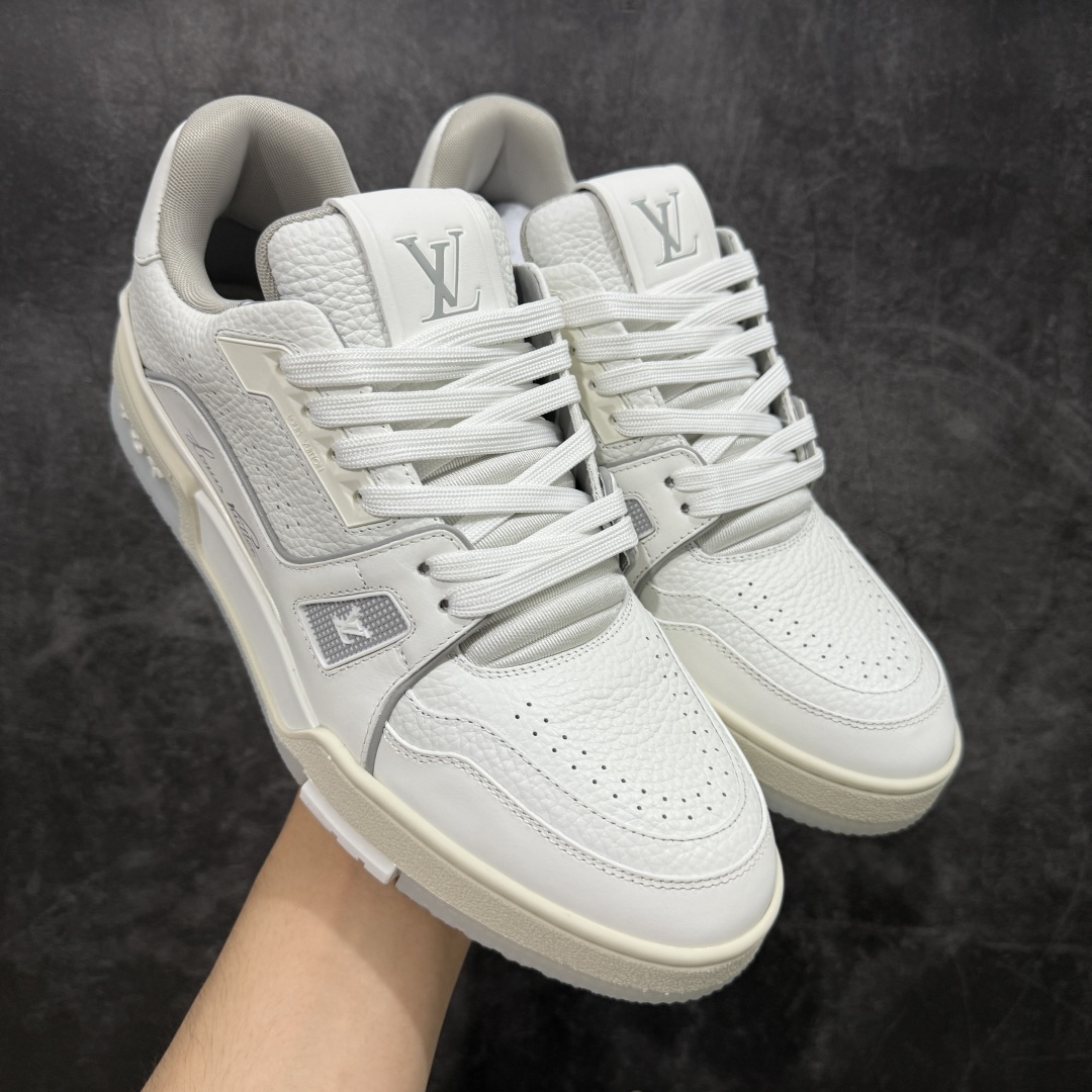 图片[5]-【顶级性价比版本】LV Trainer 双层飞机礼盒 中高端品质 价格超值不杀猪 非市面假特价版本 广东产 顶级品质 真材实料 不偷材料 市售数一数二的好货 放眼市场同价格绝对找不到比他更好的货⚠️ 工厂长期补货 价格优势供应 所有配色均原版购入开发打造 正确原版 超高还原度 空胶工艺 各细节到位 鞋面为细柔小牛皮 厚实织物鞋带正确扣子配件 正确牛仔布料无色差 图案对版对位 白色软质荔枝皮 老花压印到位 细节 版型全都没毛病 正确鞋垫 中高端零售 杀猪这个版本没毛病 品质见实拍 无需过多文案赘述！ 尺码： 35-45-选品中心