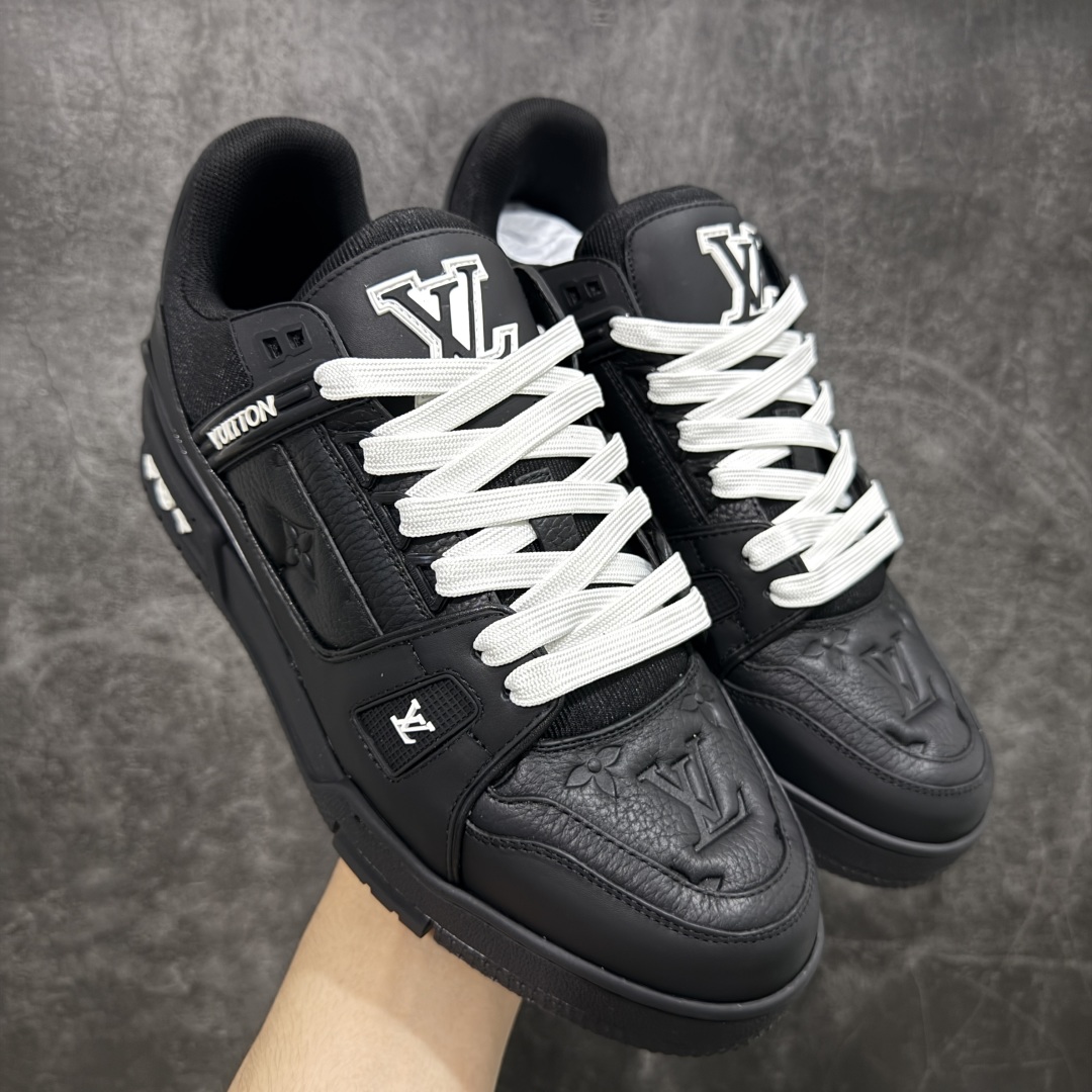 图片[4]-【顶级性价比版本】LV Trainer 双层飞机礼盒 中高端品质 价格超值不杀猪 非市面假特价版本 广东产 顶级品质 真材实料 不偷材料 市售数一数二的好货 放眼市场同价格绝对找不到比他更好的货⚠️ 工厂长期补货 价格优势供应 所有配色均原版购入开发打造 正确原版 超高还原度 空胶工艺 各细节到位 鞋面为细柔小牛皮 厚实织物鞋带正确扣子配件 正确牛仔布料无色差 图案对版对位 白色软质荔枝皮 老花压印到位 细节 版型全都没毛病 正确鞋垫 中高端零售 杀猪这个版本没毛病 品质见实拍 无需过多文案赘述！ 尺码： 35-45-选品中心