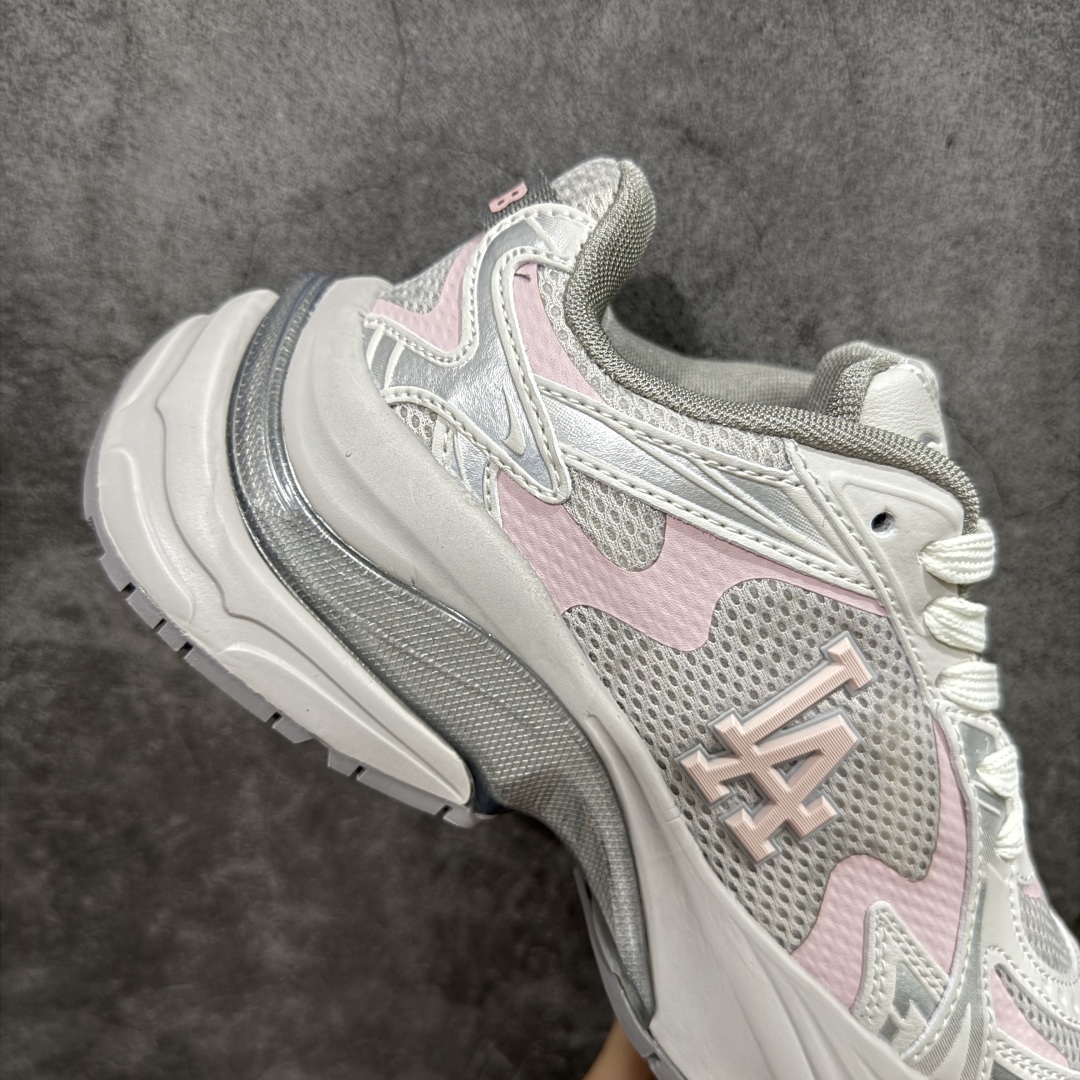 图片[7]-【纯原版】MLB Winner Chunky 25新款 NY百搭舒适休闲潮流运动厚底增高 防滑耐磨 低帮 老爹鞋白粉色 潮流厚底时尚街头赛博老爹鞋 MLB官方同步出货 虞书欣等众多潮流明星同款 高弹双层MD大底 原楦原档案数据开发版型（完美鞋头弧度/后套收口效果🆚市面文案版本‼️） 原厂立体填充鞋舌海绵 中底注胶孔原数据开发模具大底原厂转印标市面上唯一纯原版本 原材料打造 内增高6cm 原厂1：1模具开发 原厂进口纳米材质 原厂 全套手提袋 原盒雷射防伪标包装 天猫订单品质 官网尺码：35 36 36.5 37.5 38 38.5 39 40-选品中心