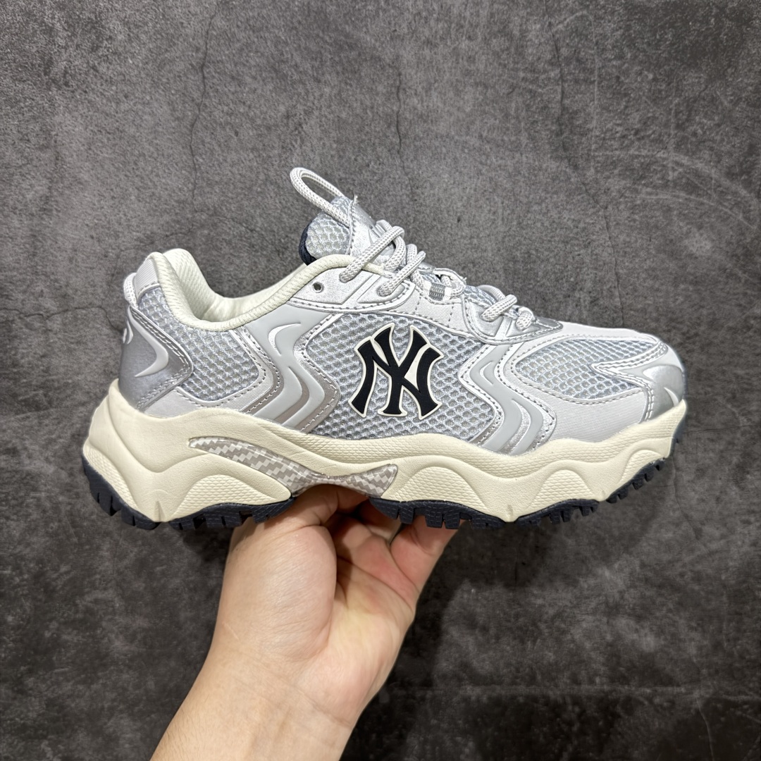 【纯原版】MLB Winner Chunky 25新款 NY百搭舒适休闲潮流运动厚底增高 防滑耐磨 低帮 老爹鞋 男女同款 银色 潮流厚底时尚街头赛博老爹鞋 MLB官方同步出货 虞书欣等众多潮流明星同款 高弹双层MD大底 原楦原档案数据开发版型(完美鞋头弧度/后套收口效果🆚市面文案版本‼️) 原厂立体填充鞋舌海绵 中底注胶孔原数据开发模具大底原厂转印标市面上唯一纯原版本 原材料打造 内增高6cm 原厂1:1模具开发 原厂进口纳米材质 原厂 全套手提袋 原盒雷射防伪标包装 天猫订单品质 官网尺码:35 36 36.5 37.5 38 38.5 39 40 40.5 41 42 42.5 43 44 45-选品中心