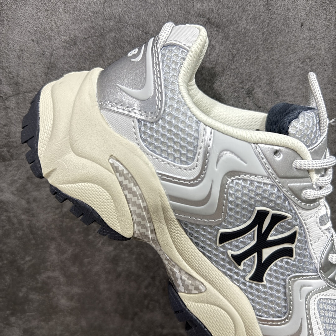 图片[7]-【纯原版】MLB Winner Chunky 25新款 NY百搭舒适休闲潮流运动厚底增高 防滑耐磨 低帮 老爹鞋 男女同款 银色 潮流厚底时尚街头赛博老爹鞋 MLB官方同步出货 虞书欣等众多潮流明星同款 高弹双层MD大底 原楦原档案数据开发版型（完美鞋头弧度/后套收口效果🆚市面文案版本‼️） 原厂立体填充鞋舌海绵 中底注胶孔原数据开发模具大底原厂转印标市面上唯一纯原版本 原材料打造 内增高6cm 原厂1：1模具开发 原厂进口纳米材质 原厂 全套手提袋 原盒雷射防伪标包装 天猫订单品质 官网尺码：35 36 36.5 37.5 38 38.5 39 40 40.5 41 42 42.5 43 44 45-选品中心