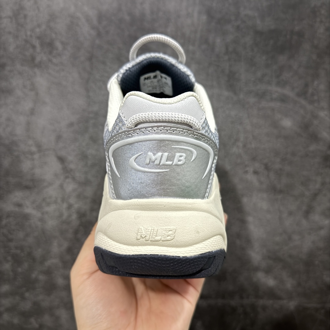 图片[4]-【纯原版】MLB Winner Chunky 25新款 NY百搭舒适休闲潮流运动厚底增高 防滑耐磨 低帮 老爹鞋 男女同款 银色 潮流厚底时尚街头赛博老爹鞋 MLB官方同步出货 虞书欣等众多潮流明星同款 高弹双层MD大底 原楦原档案数据开发版型（完美鞋头弧度/后套收口效果🆚市面文案版本‼️） 原厂立体填充鞋舌海绵 中底注胶孔原数据开发模具大底原厂转印标市面上唯一纯原版本 原材料打造 内增高6cm 原厂1：1模具开发 原厂进口纳米材质 原厂 全套手提袋 原盒雷射防伪标包装 天猫订单品质 官网尺码：35 36 36.5 37.5 38 38.5 39 40 40.5 41 42 42.5 43 44 45-选品中心