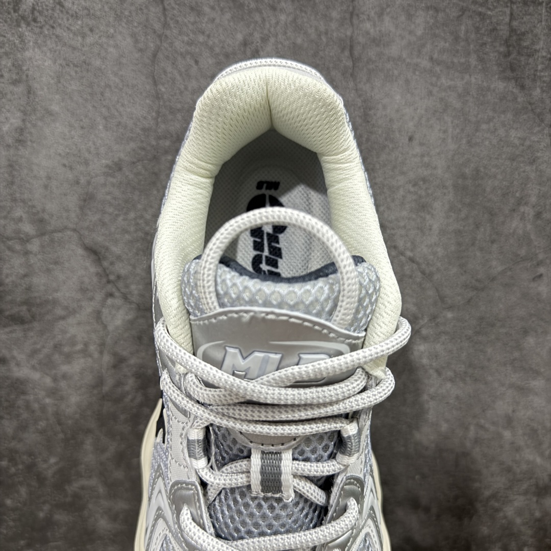 图片[8]-【纯原版】MLB Winner Chunky 25新款 NY百搭舒适休闲潮流运动厚底增高 防滑耐磨 低帮 老爹鞋 男女同款 银色 潮流厚底时尚街头赛博老爹鞋 MLB官方同步出货 虞书欣等众多潮流明星同款 高弹双层MD大底 原楦原档案数据开发版型（完美鞋头弧度/后套收口效果🆚市面文案版本‼️） 原厂立体填充鞋舌海绵 中底注胶孔原数据开发模具大底原厂转印标市面上唯一纯原版本 原材料打造 内增高6cm 原厂1：1模具开发 原厂进口纳米材质 原厂 全套手提袋 原盒雷射防伪标包装 天猫订单品质 官网尺码：35 36 36.5 37.5 38 38.5 39 40 40.5 41 42 42.5 43 44 45-选品中心