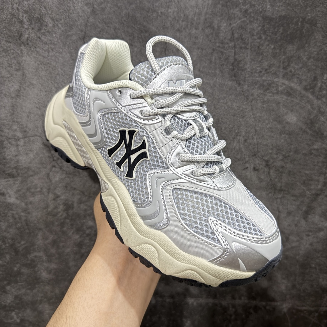 图片[3]-【纯原版】MLB Winner Chunky 25新款 NY百搭舒适休闲潮流运动厚底增高 防滑耐磨 低帮 老爹鞋 男女同款 银色 潮流厚底时尚街头赛博老爹鞋 MLB官方同步出货 虞书欣等众多潮流明星同款 高弹双层MD大底 原楦原档案数据开发版型（完美鞋头弧度/后套收口效果🆚市面文案版本‼️） 原厂立体填充鞋舌海绵 中底注胶孔原数据开发模具大底原厂转印标市面上唯一纯原版本 原材料打造 内增高6cm 原厂1：1模具开发 原厂进口纳米材质 原厂 全套手提袋 原盒雷射防伪标包装 天猫订单品质 官网尺码：35 36 36.5 37.5 38 38.5 39 40 40.5 41 42 42.5 43 44 45-选品中心