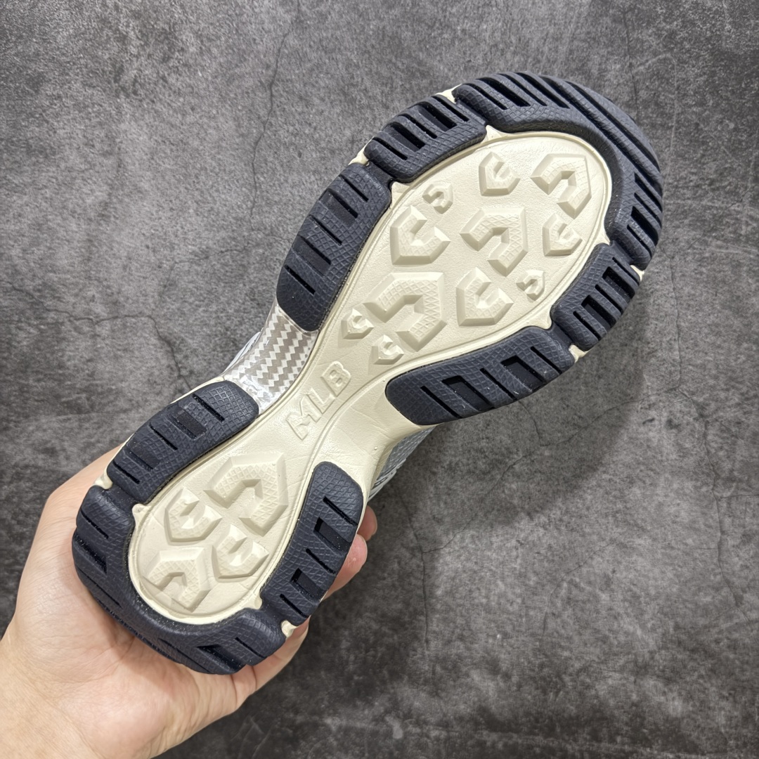 图片[9]-【纯原版】MLB Winner Chunky 25新款 NY百搭舒适休闲潮流运动厚底增高 防滑耐磨 低帮 老爹鞋 男女同款 银色 潮流厚底时尚街头赛博老爹鞋 MLB官方同步出货 虞书欣等众多潮流明星同款 高弹双层MD大底 原楦原档案数据开发版型（完美鞋头弧度/后套收口效果🆚市面文案版本‼️） 原厂立体填充鞋舌海绵 中底注胶孔原数据开发模具大底原厂转印标市面上唯一纯原版本 原材料打造 内增高6cm 原厂1：1模具开发 原厂进口纳米材质 原厂 全套手提袋 原盒雷射防伪标包装 天猫订单品质 官网尺码：35 36 36.5 37.5 38 38.5 39 40 40.5 41 42 42.5 43 44 45-选品中心