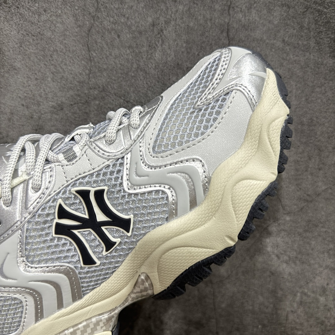 图片[6]-【纯原版】MLB Winner Chunky 25新款 NY百搭舒适休闲潮流运动厚底增高 防滑耐磨 低帮 老爹鞋 男女同款 银色 潮流厚底时尚街头赛博老爹鞋 MLB官方同步出货 虞书欣等众多潮流明星同款 高弹双层MD大底 原楦原档案数据开发版型（完美鞋头弧度/后套收口效果🆚市面文案版本‼️） 原厂立体填充鞋舌海绵 中底注胶孔原数据开发模具大底原厂转印标市面上唯一纯原版本 原材料打造 内增高6cm 原厂1：1模具开发 原厂进口纳米材质 原厂 全套手提袋 原盒雷射防伪标包装 天猫订单品质 官网尺码：35 36 36.5 37.5 38 38.5 39 40 40.5 41 42 42.5 43 44 45-选品中心