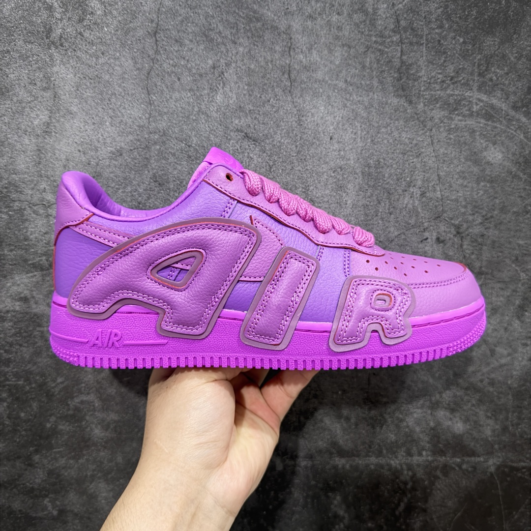【S2纯原】CPFM x NK Air Force 1 Low 空军一号系列低帮 S2纯原生产线出品 经典百搭休闲运动板鞋“联名放大补丁字母”近日,A$AP Bari 在其官方社交媒体上预告了 Cactus Plant Flea Market(CPFM) 和 Nike Air Force 1 Low 的全新配色。 #此次全新推出的紫色和苔藓绿配色,保留了原始黑白版本的标志性风格,均采用皮革鞋面、尼龙鞋舌、带有反光底衬的「AIR SUNSHINE」及同色 AF1 橡胶鞋底。 货号:FQ7069-500 尺码:36 36.5 37.5 38 38.5 39 40 40.5 41 42 42.5 43 44 44.5 45 46 47.5-选品中心